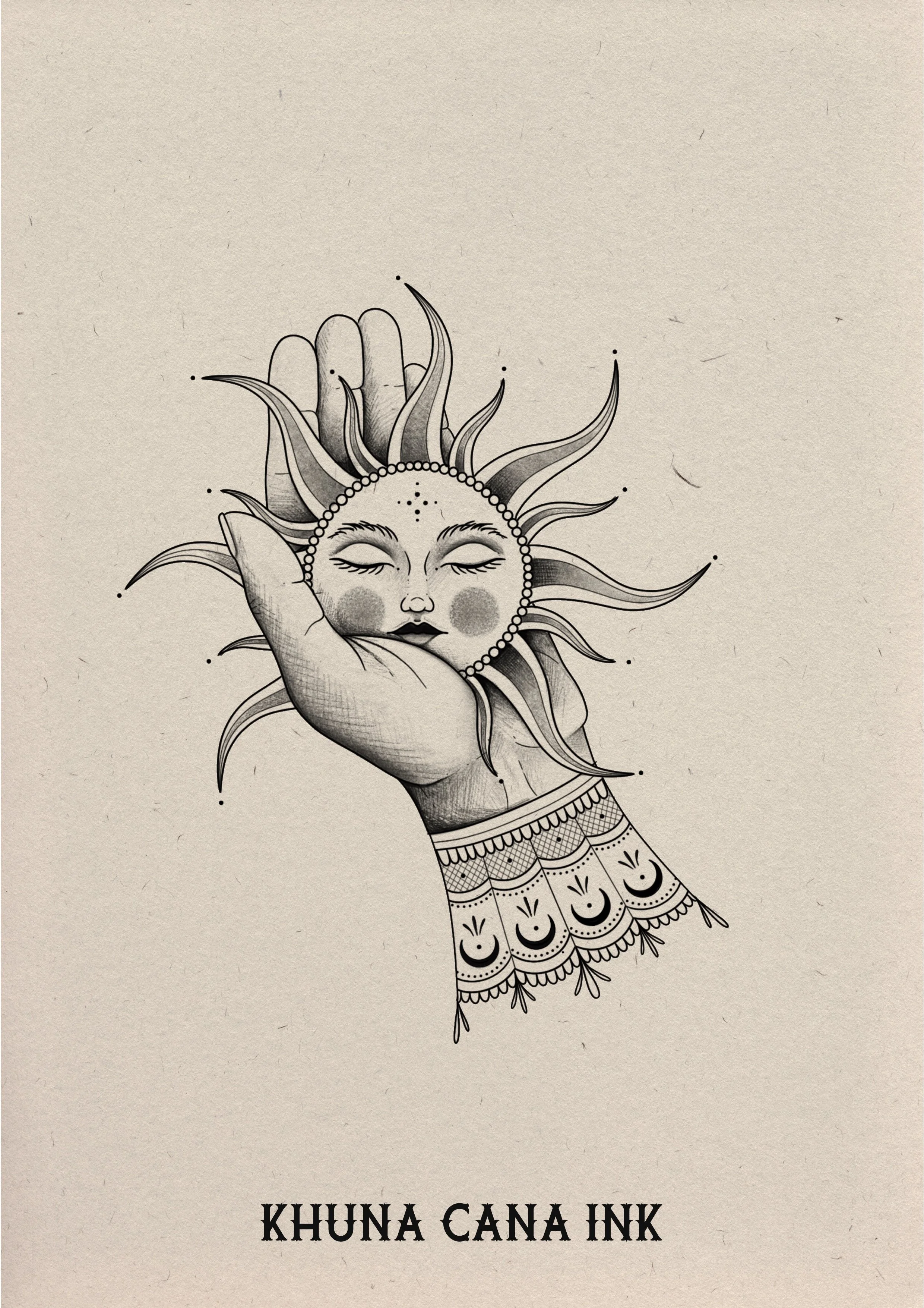 Een zwart-witte tatoeage-ontwerp van een hand die een gezicht met een zonnesymbool vasthoudt, met de tekst 'KHUNA CANA INK' onderaan.