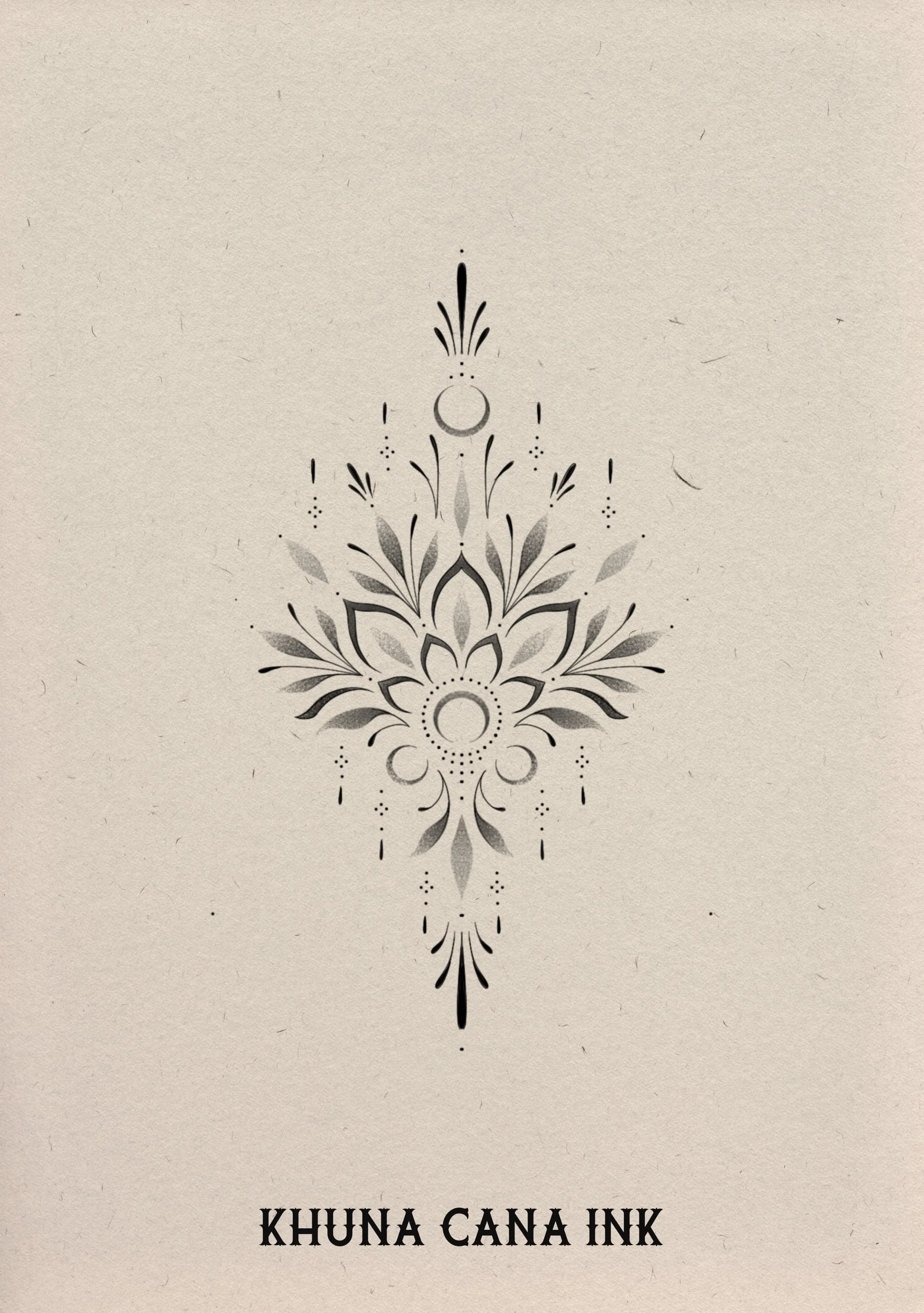 Decoratief tatoeageontwerp met bloem- en maansymbolen, ondertekst 'KHUNA CANA INK'