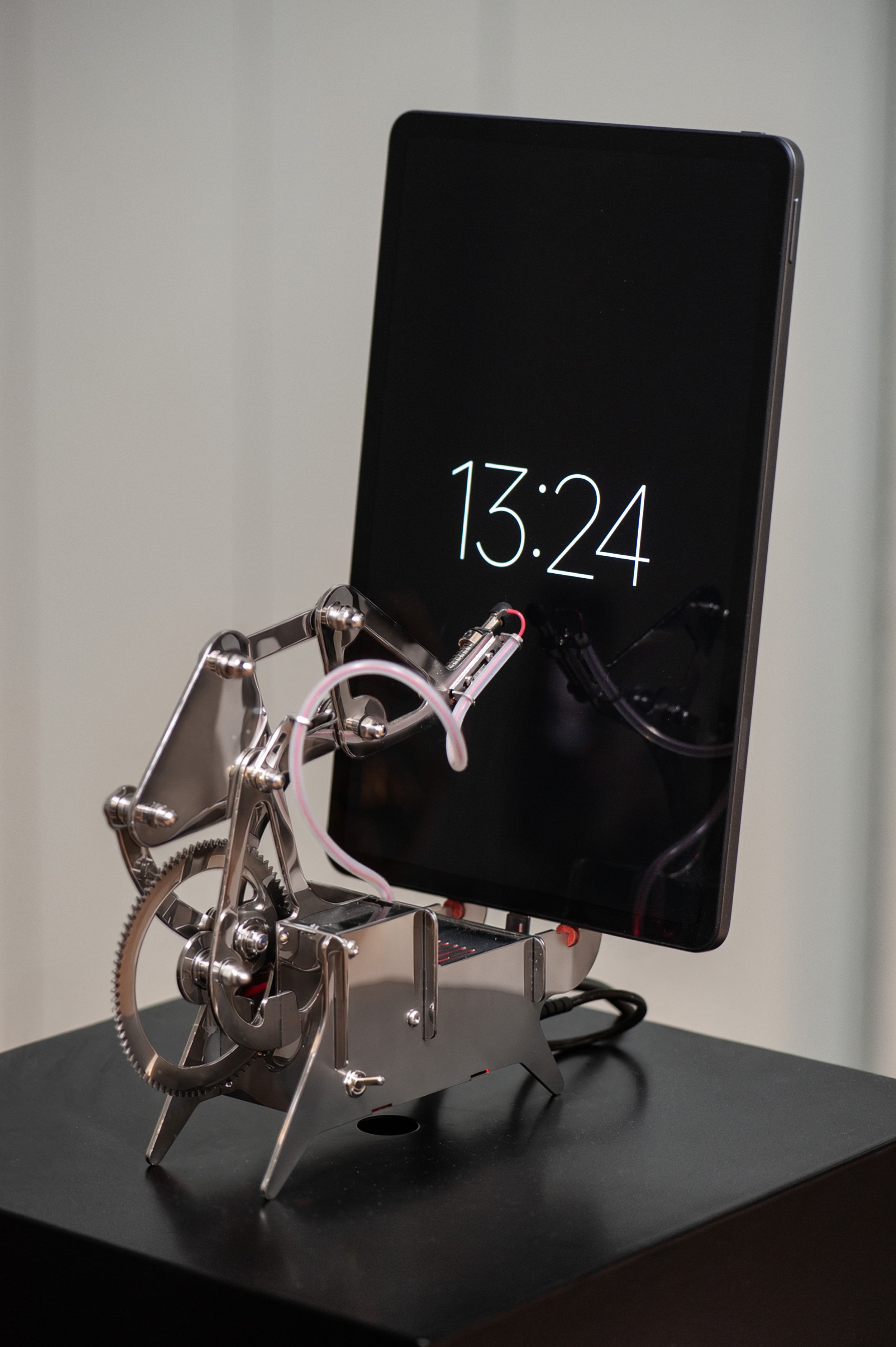 Tjep_Infinite_Scroll_De_Waag_STAINLESS_VERT_CLOCK.jpg