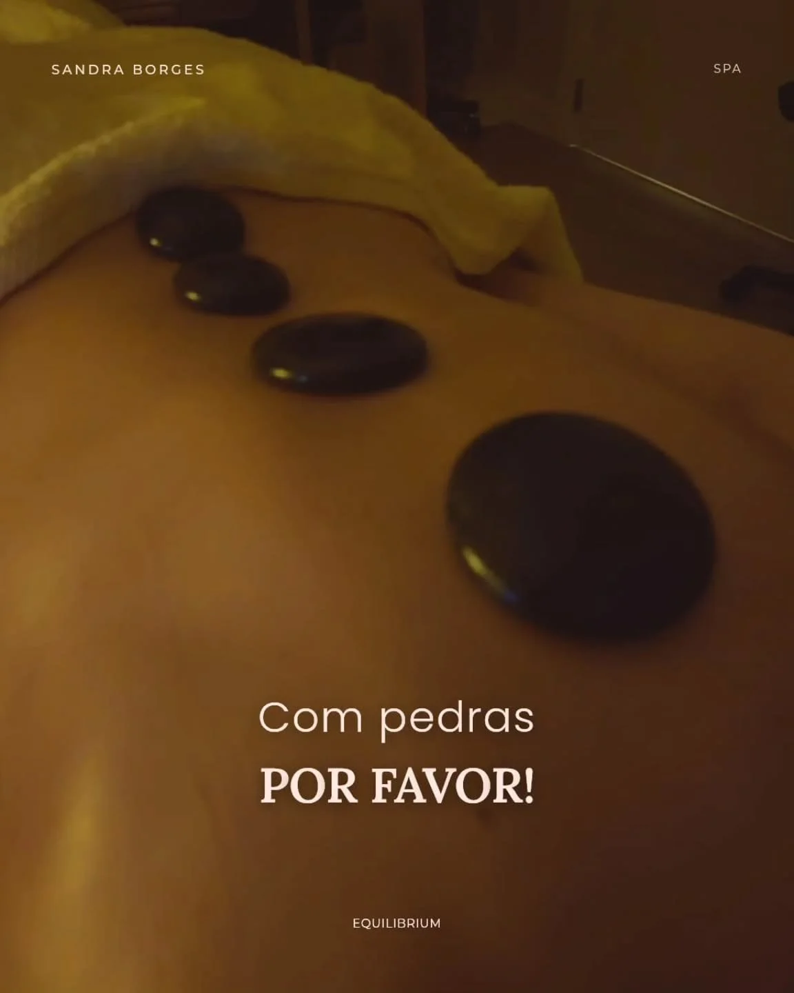 &Agrave;s vezes, o peso que precisamos de carregar &eacute; apenas o destas pedras quentes. 🪨✨

Dizem que n&atilde;o devemos guardar pedras no caminho, mas eu prefiro guard&aacute;-las nas costas (e bem quentinhas!!). 
A renovar energias da melhor f