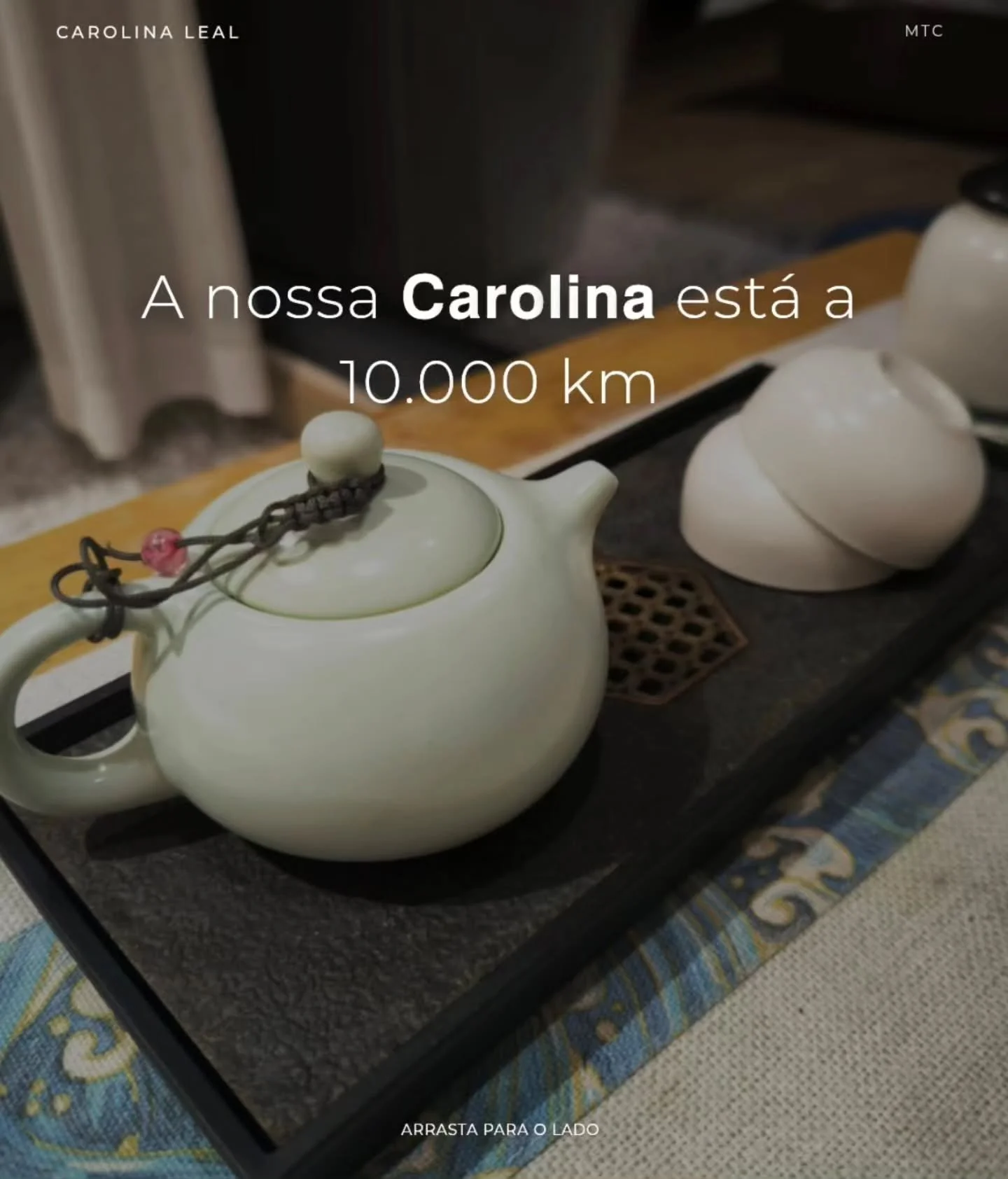 O destino final? China! 🇨🇳

Mas engane-se quem pensa que esta viagem &eacute; apenas turismo. A Carolina atravessou o mundo com um prop&oacute;sito muito maior: beber da fonte original. Embarcou num est&aacute;gio intensivo numa prestigiada Univers