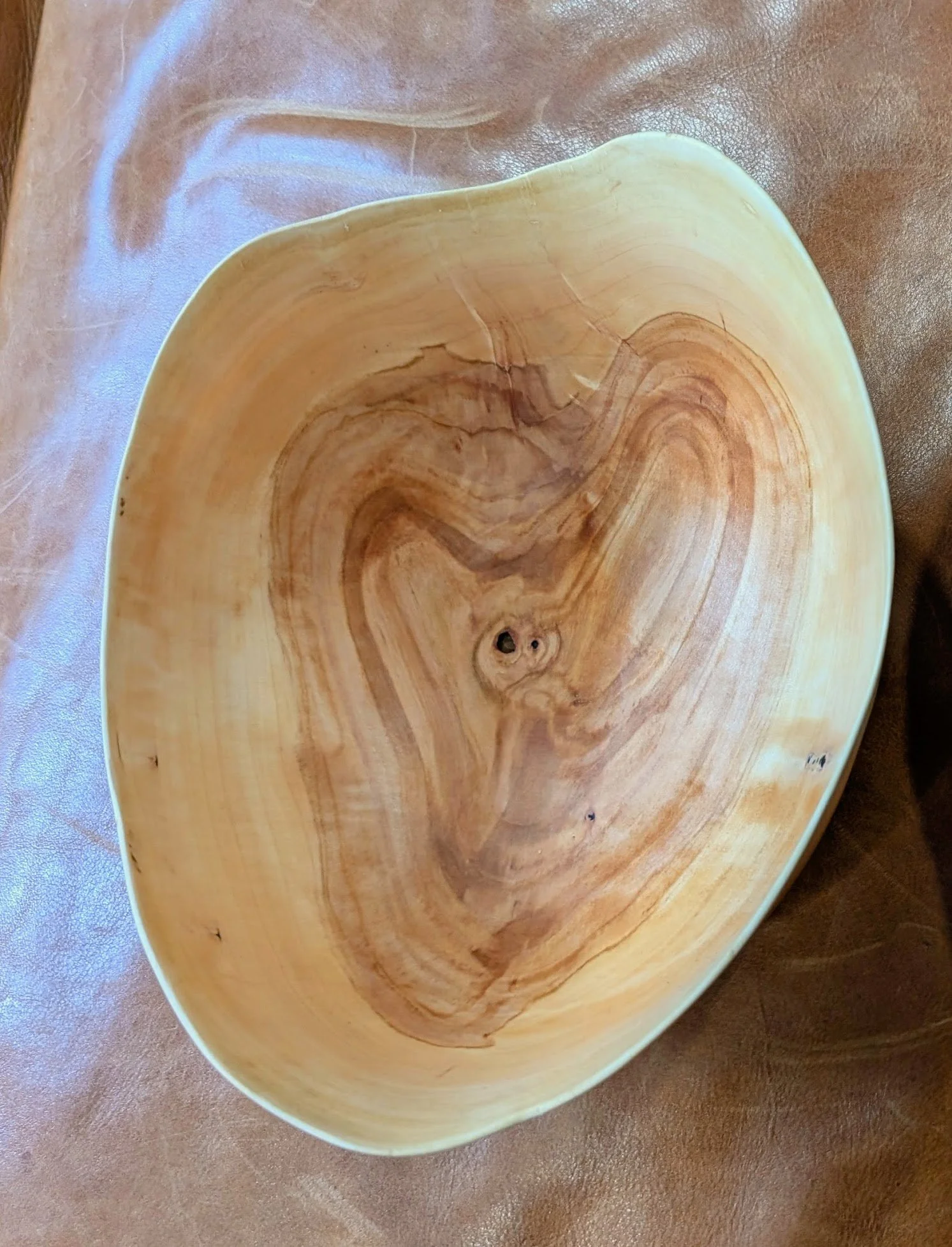 "Heart Wobble Bowl" – Thin-Walled Apple Wood