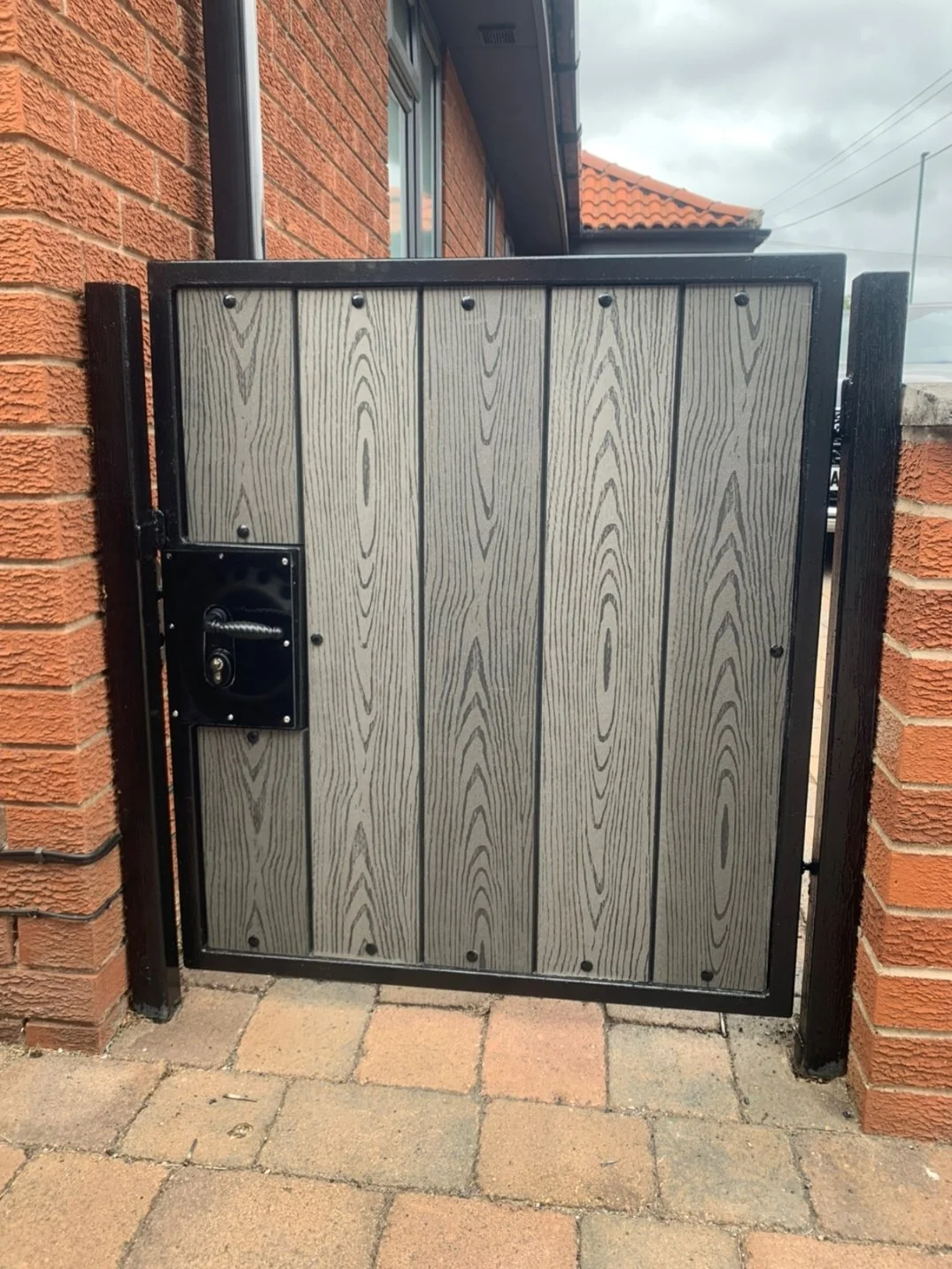 Side Gate