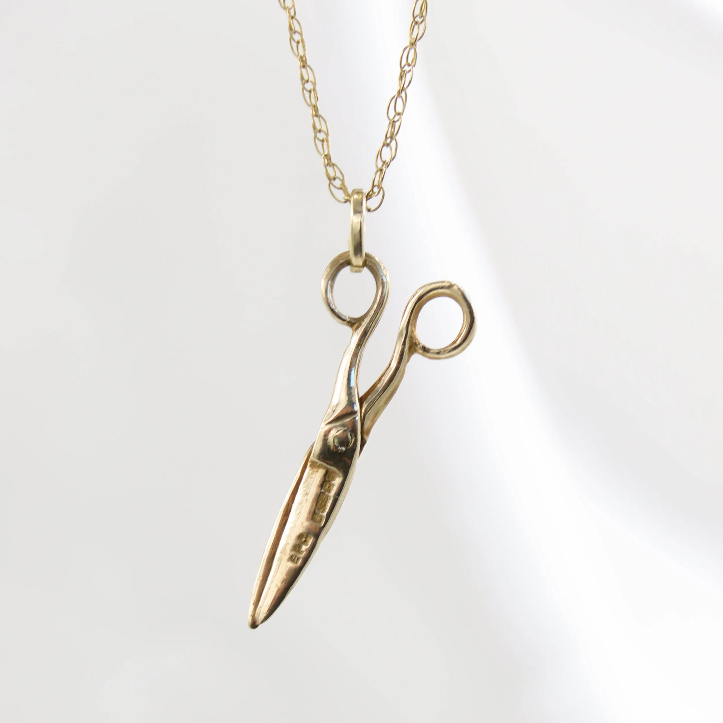 Vintage 1985 9ct Gold Articulated Scissors Charm