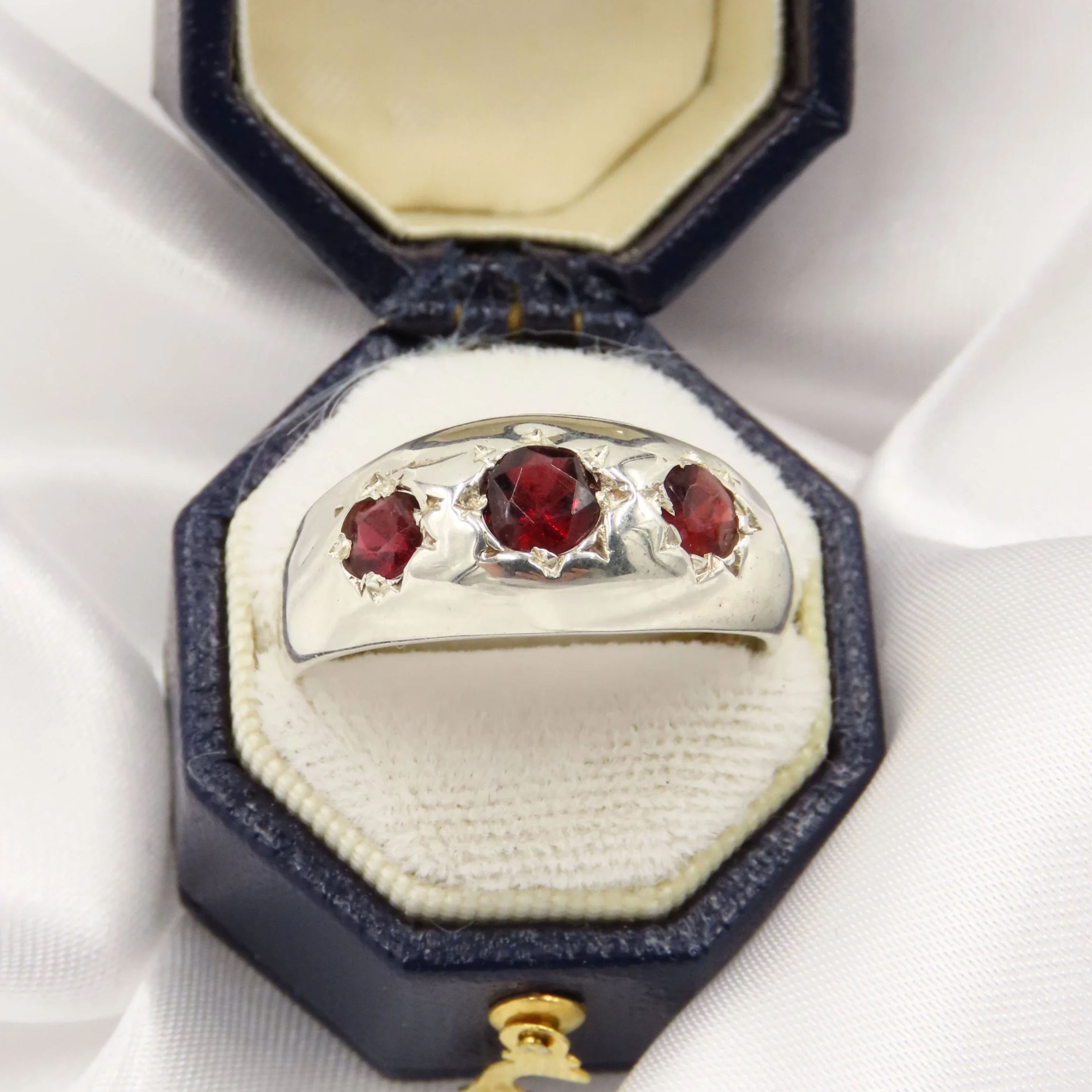 Vintage 1979 Sterling Silver Garnet Star-Set Gypsy Ring, Size S