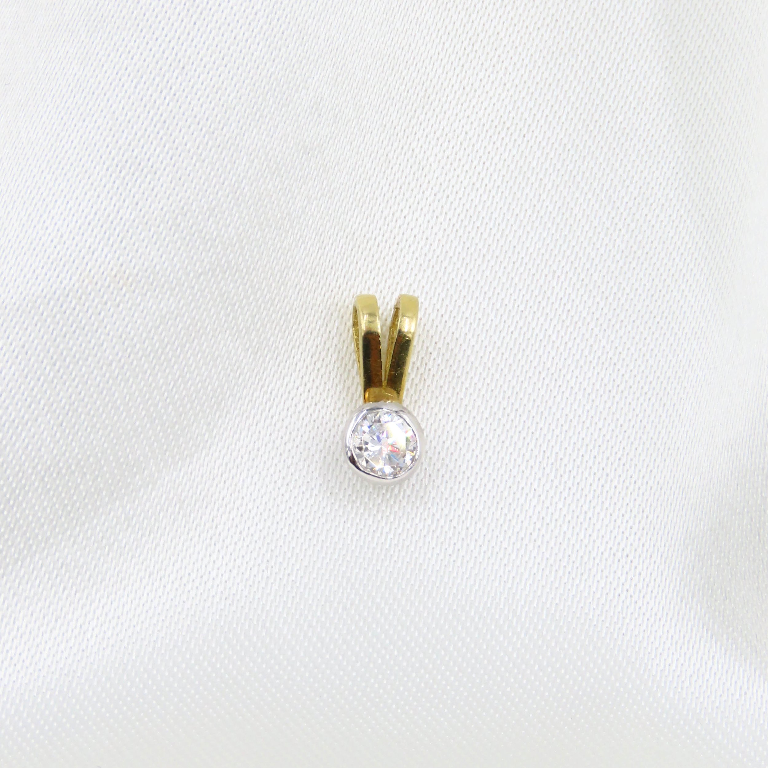 1996 18ct Gold Diamond Pendant