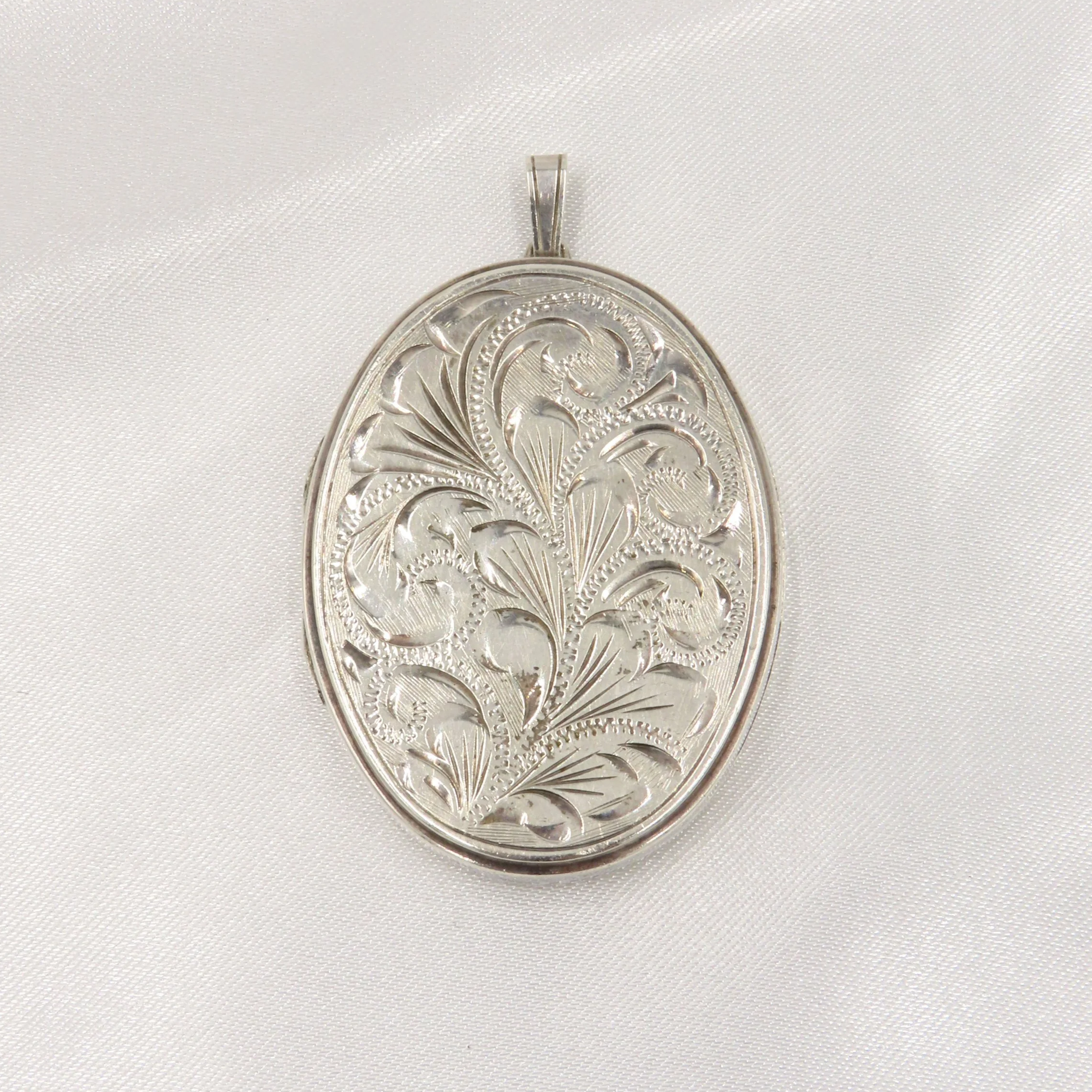 Vintage 1976 Large Oval Engraved Scroll Locket