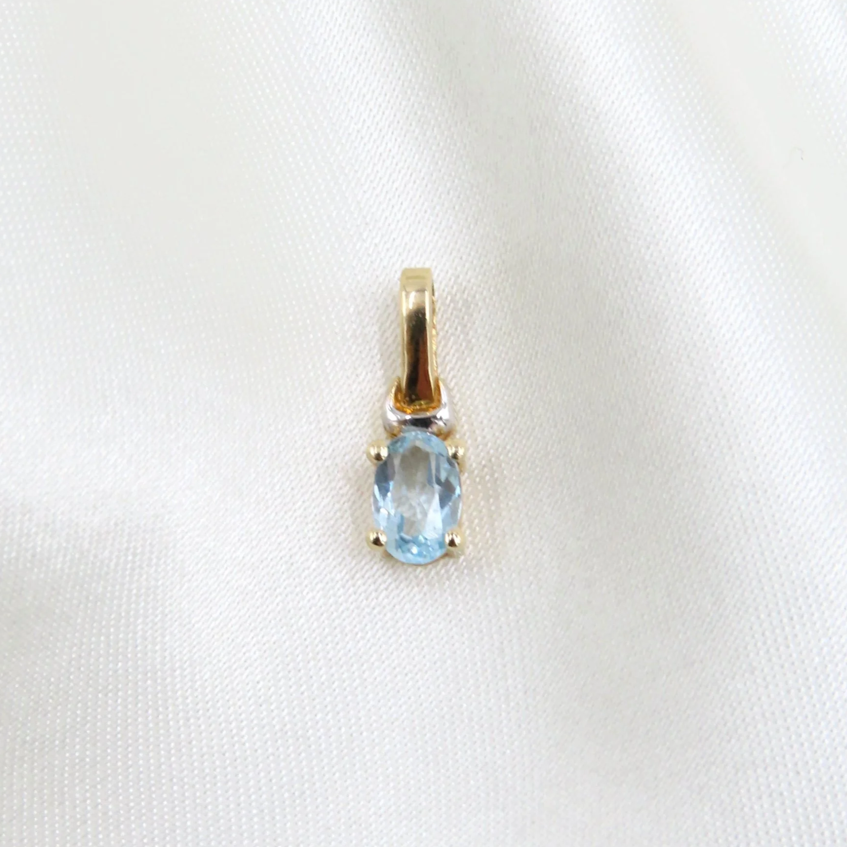 9ct Gold Blue Topaz Pendant