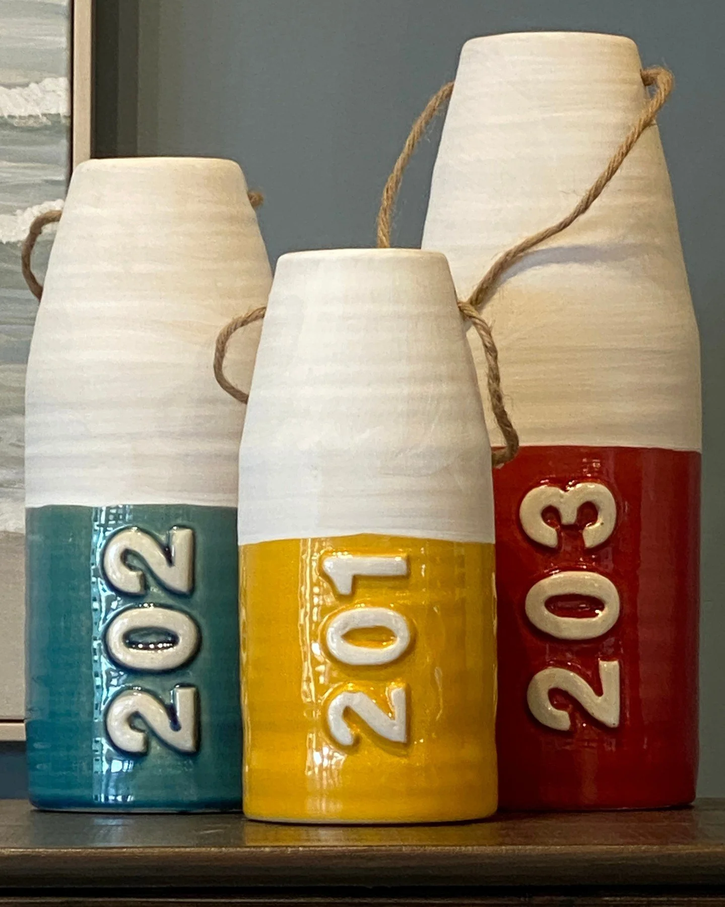 𝗕𝗿𝗶𝗴𝗵𝘁, 𝗯𝗼𝗹𝗱, 𝗮𝗻𝗱 𝗯𝘂𝗼𝘆𝗮𝗻𝘁. ⁠
Bring a splash of seaside color home! 🌊⚓ These buoy vases pop with coastal charm &mdash; perfect in a beach house entryway, dining room centerpiece, or anywhere you want that &ldquo;by the water&rdquo