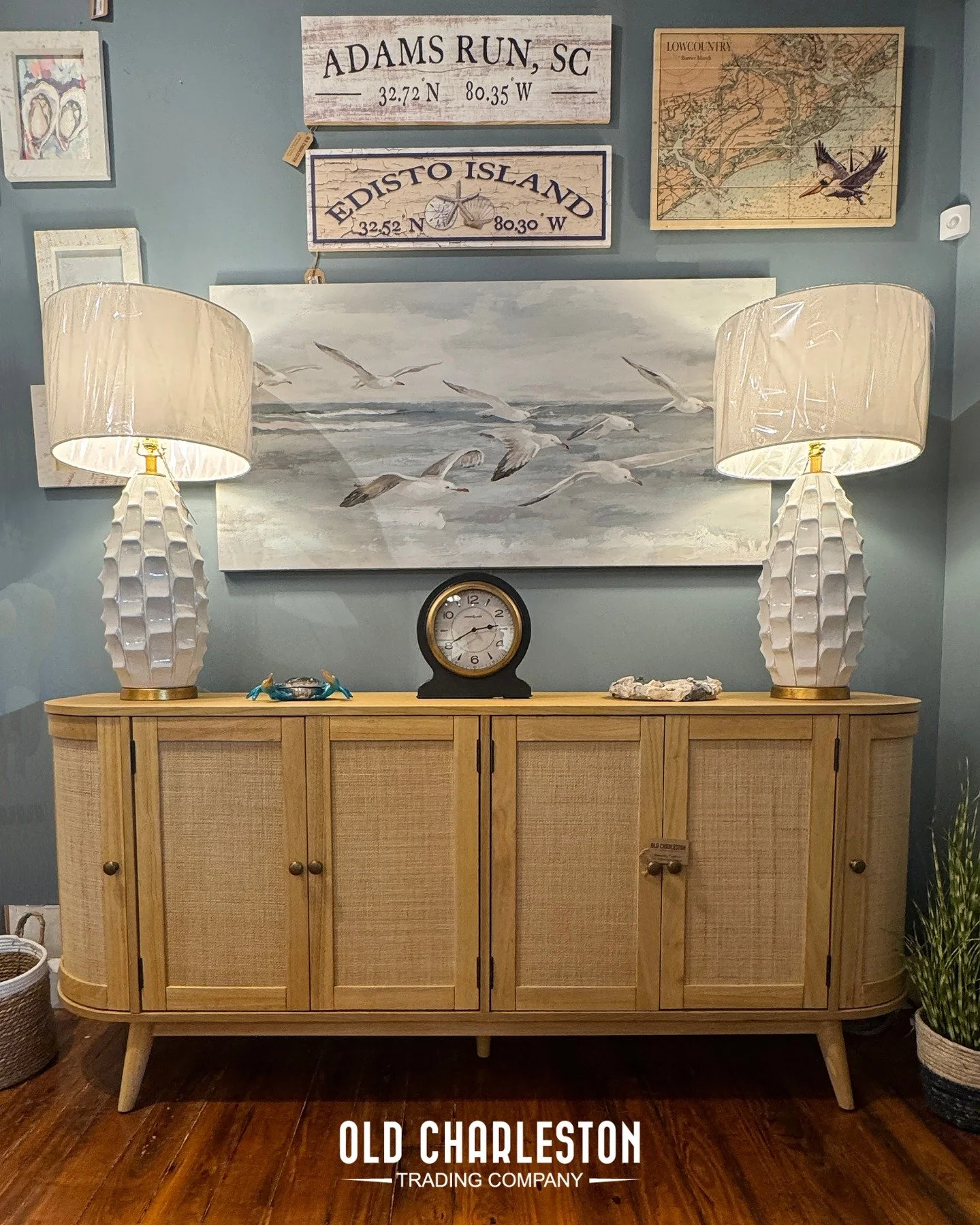𝑪𝒐𝒂𝒔𝒕𝒂𝒍 𝑪𝒖𝒓𝒗𝒆𝒔 𝑨𝒉𝒆𝒂𝒅&thinsp;
Meet the sideboard that proves straight lines are overrated. 🌊&thinsp;
Rounded doors, woven grass fronts, and a soft natural finish that feels like a day at Edisto Beach. Perfect for dining rooms, entry