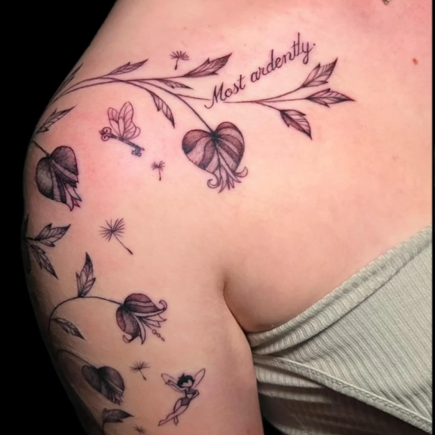 The worlds she holds dear ✨🌸📚

A whimsical mix of tiny symbols from her cherished tales, beautifully intertwined with soft floral accents and flowers from Coraline.

A lovely piece crafted for a genuinely kind hearted client. ☺️💕

#LadyMorgainne #