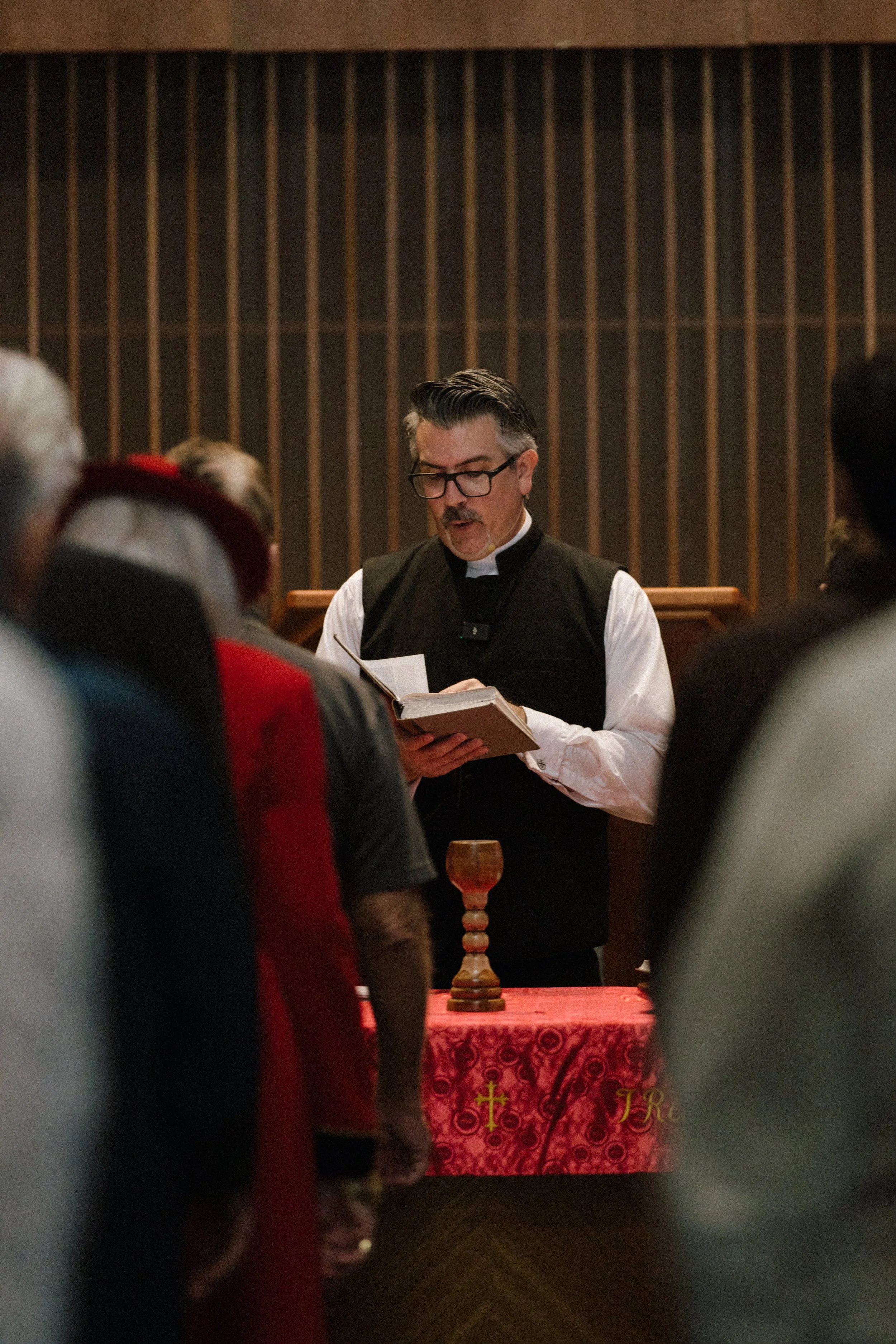 Worship-Pastor Communion 9.jpg