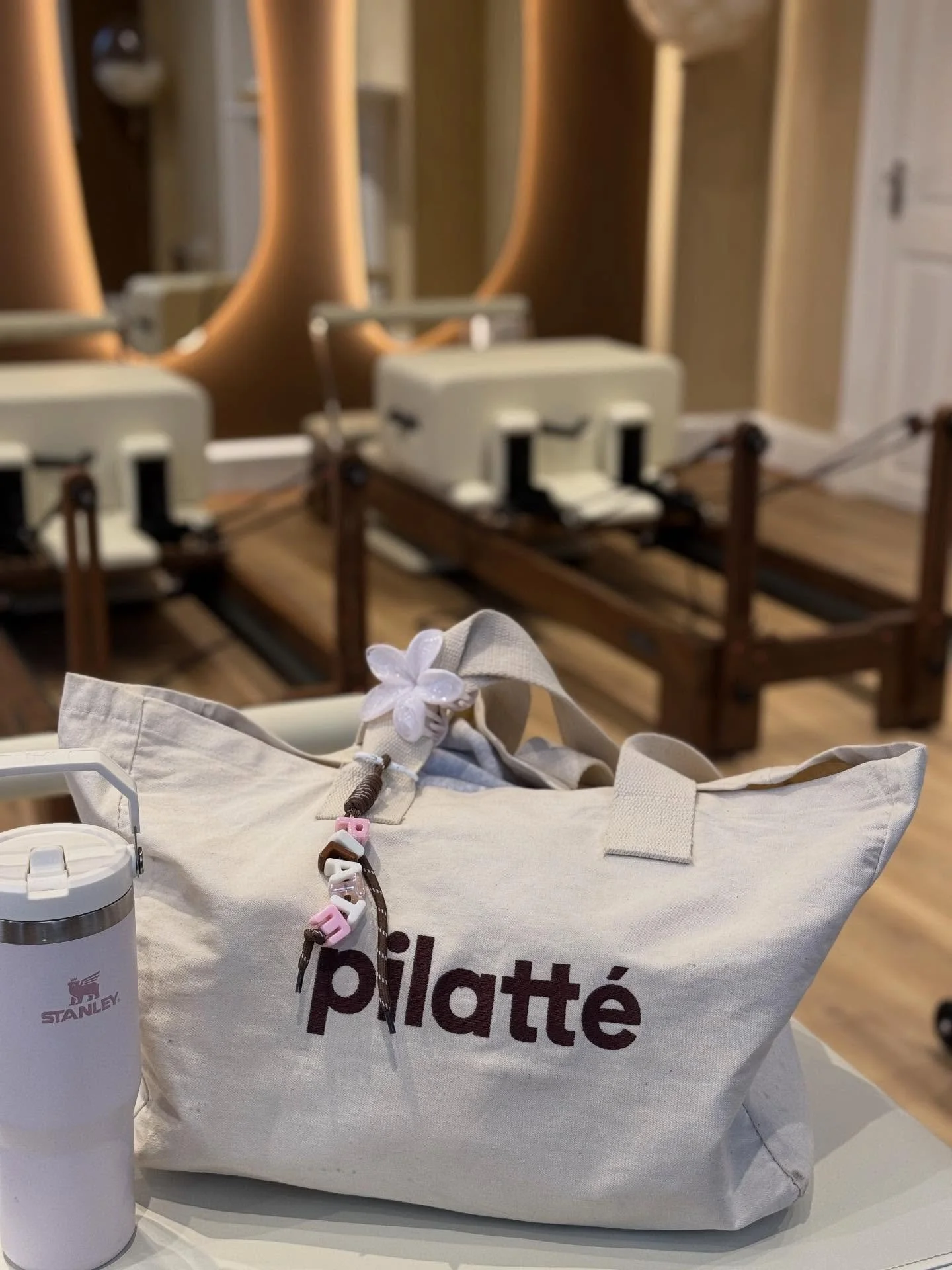 Accessorising the Pilatt&eacute; tote with the cutest @junoandpip charm - officially obsessed! 🤩 
How would you accessorise yours? 
All merch is available to purchase in the studio! 🤎✨