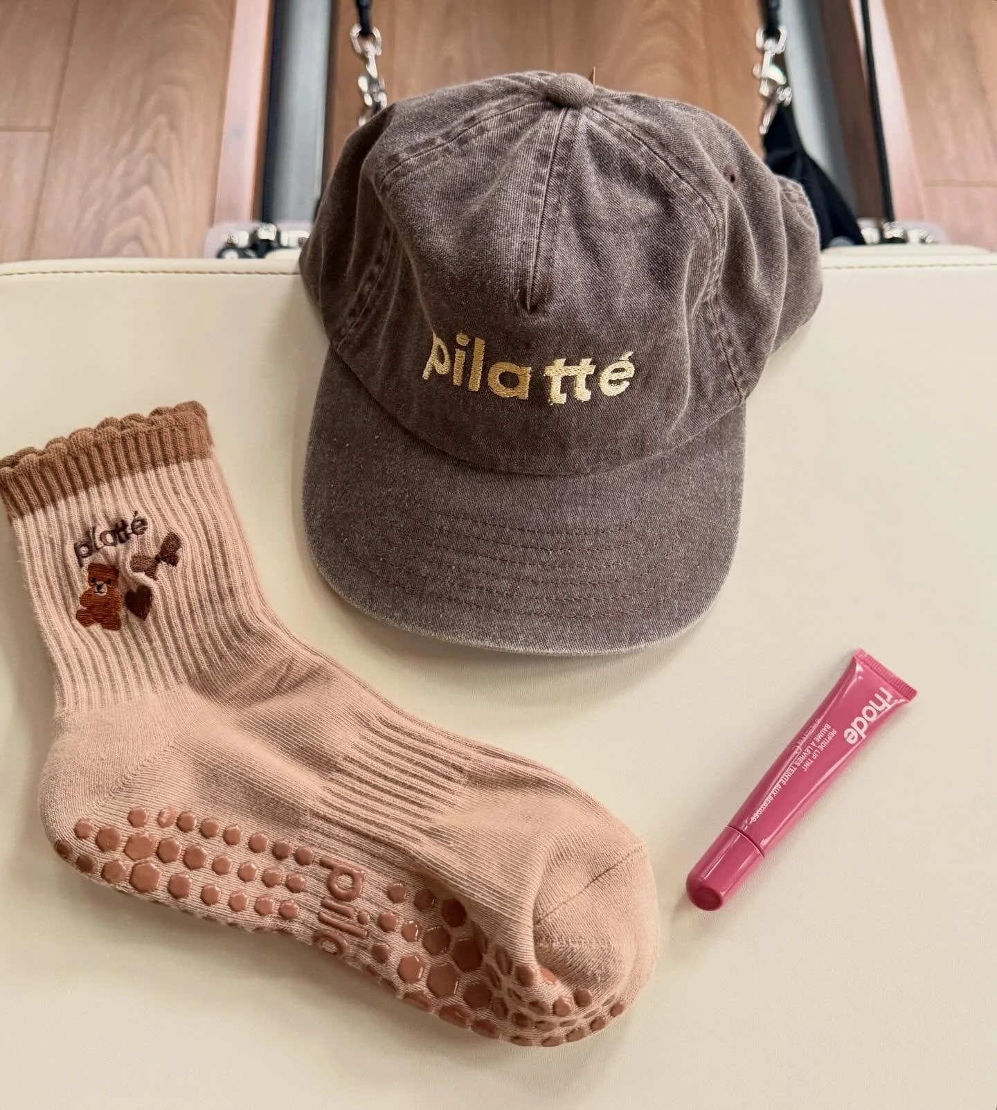 We simply had to dedicate a post to our new sock design, now available in the studio. The cuteness&hellip; we just can&rsquo;t 🥹🧦✨🤎