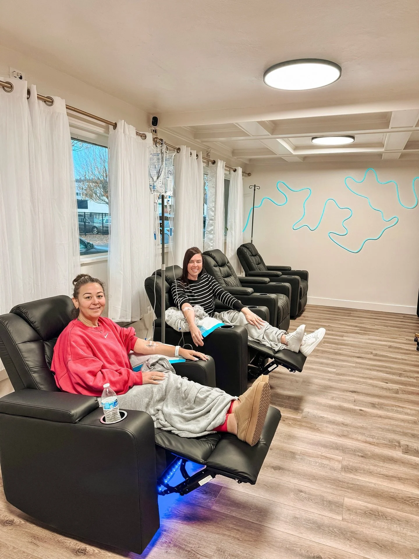 Immunity boosts + lovely new faces = the best part of our day 🤍 So grateful for everyone choosing to drip with us. &ldquo;Virus? Who?&rdquo; IVs keeping the winter bugs away 💧😌