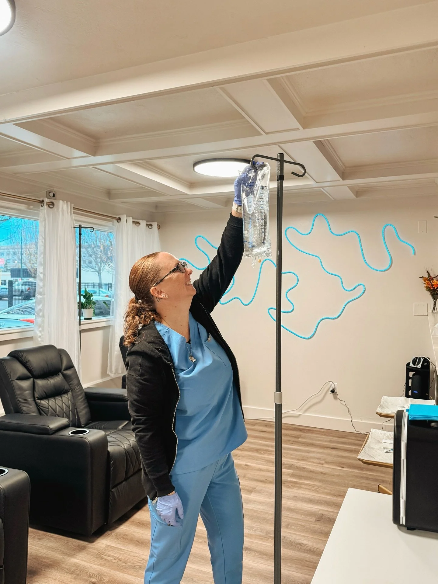 She may be smiling&hellip; but she takes hydration VERY seriously 😌💧💼