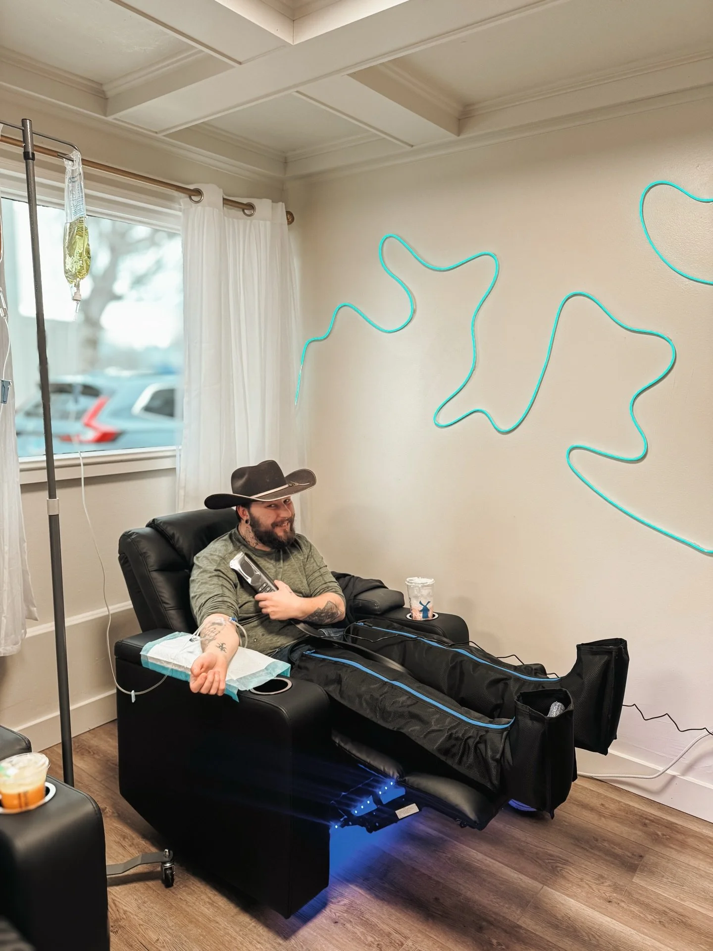Tired legs + low fluids = not it 😅
Relax in a comfy chair with IV hydration and enjoy leg Air Compression Therapy to help support circulation and muscle recovery! Complimentary with any IV 🩵