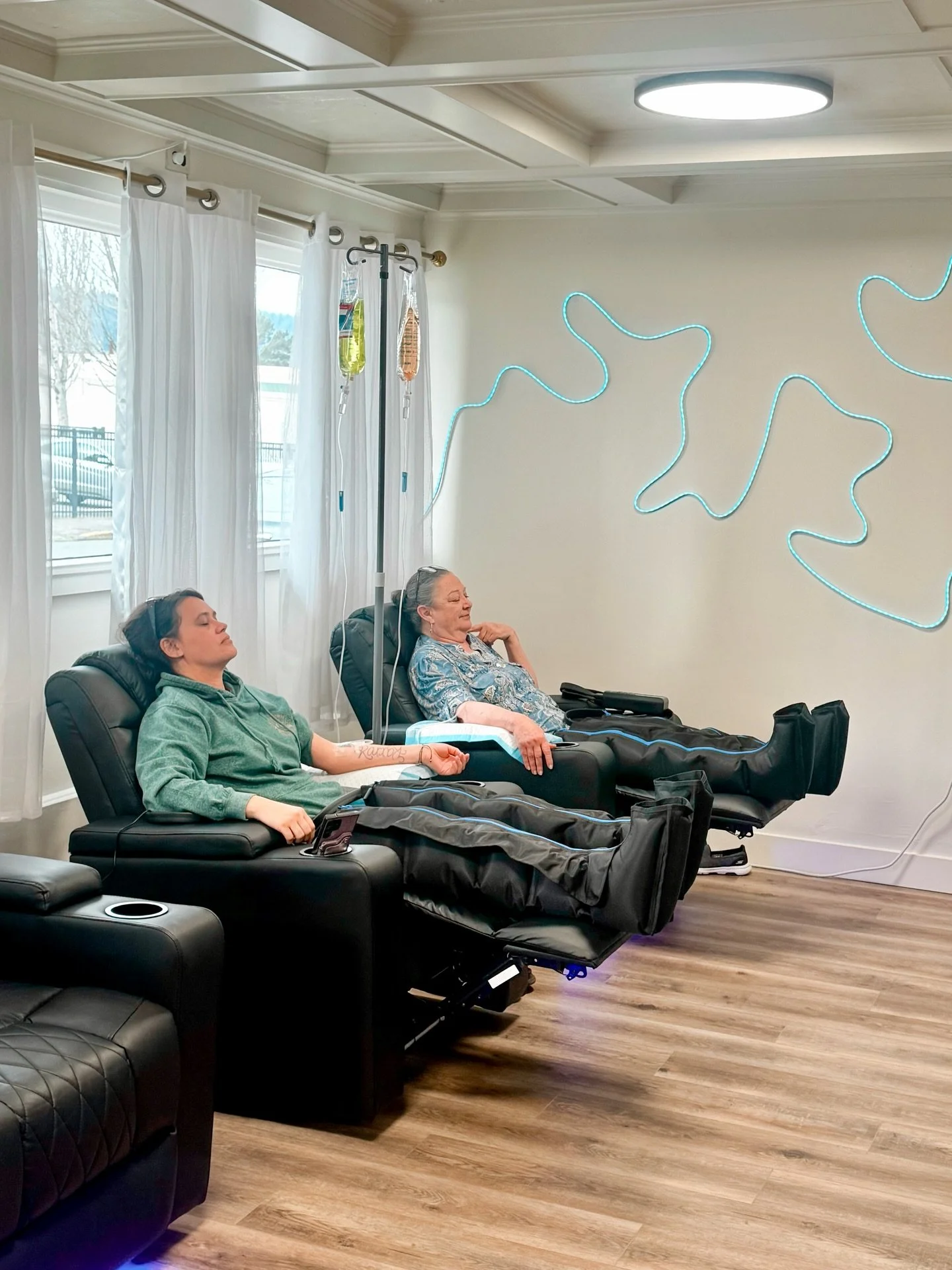 IV hydration + compression therapy = full body support 💧🦵