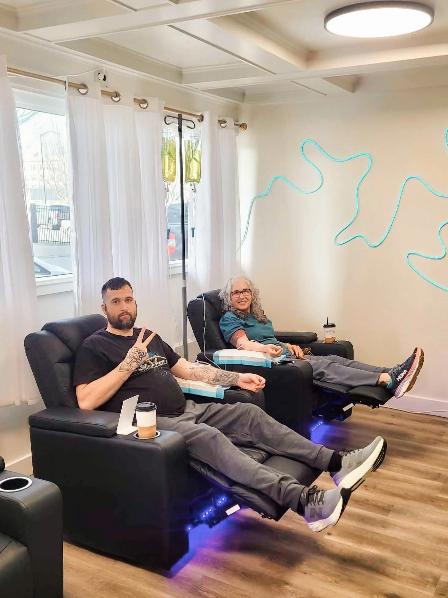 Reminder 💧 We will be CLOSED this Friday and Saturday! 

So like&hellip; today is your moment 👀
Come get hydrated, relax, and feel good going into the weekend! 

Only TWO lounge days left for March! 
✨ Full-size drips $165 ✨

Need a later or after-