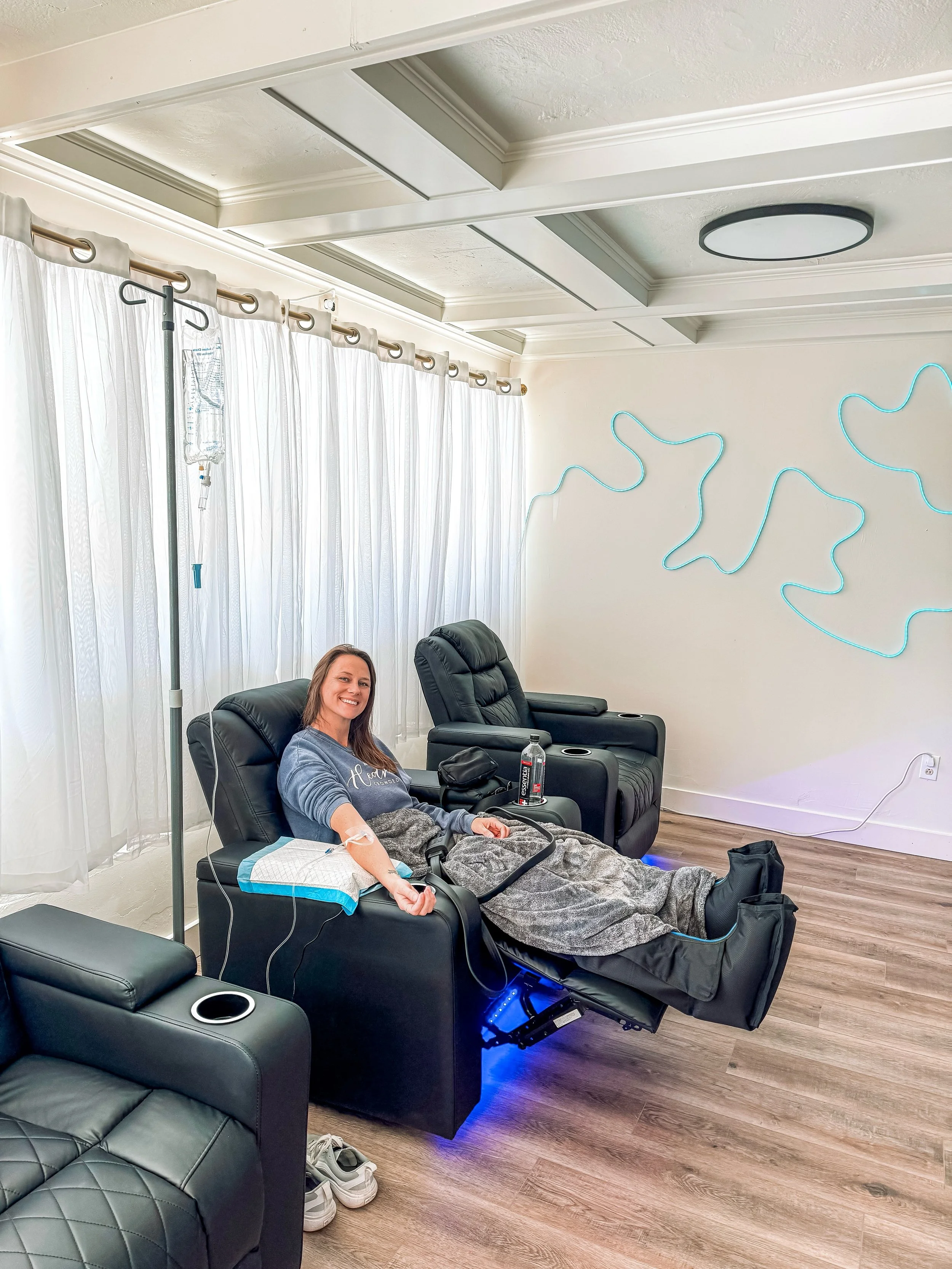 Giving your body a little extra support when it needs it most! Sometimes all it takes is a little hydration, a comfy chair, and compression boots to help reset the day! ✨💧
