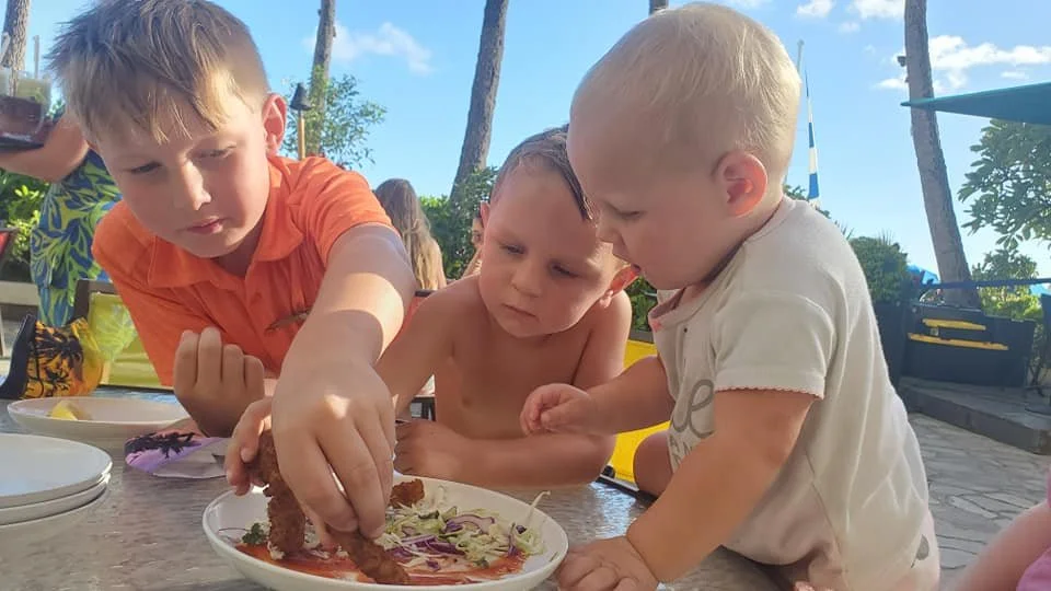 Toddlers, Tacos &amp; Waikiki Waves: Our First Day in Hawaii 🌊