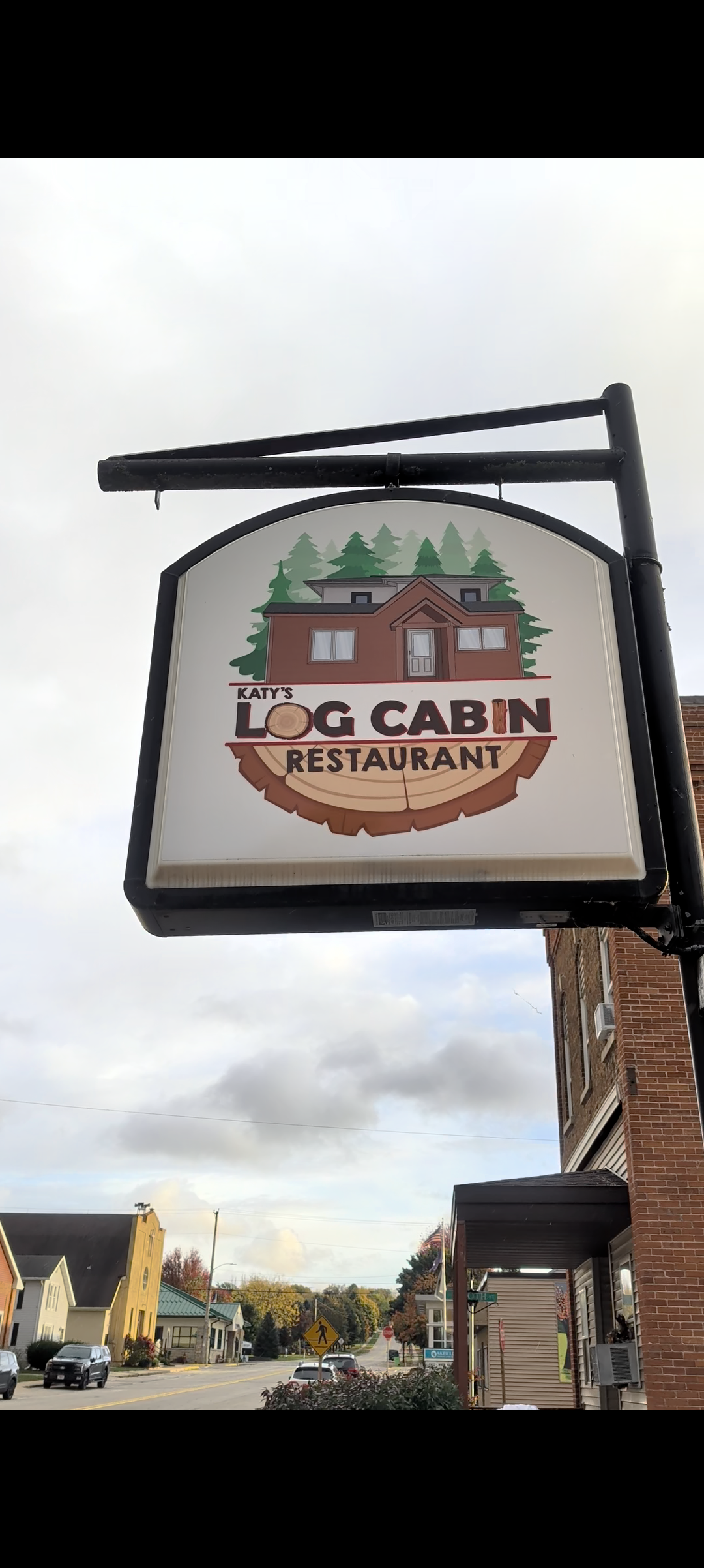 Katy’s Log Cabin Oakfield WI – Cozy Spot for Families, Kids, and Delicious Wings