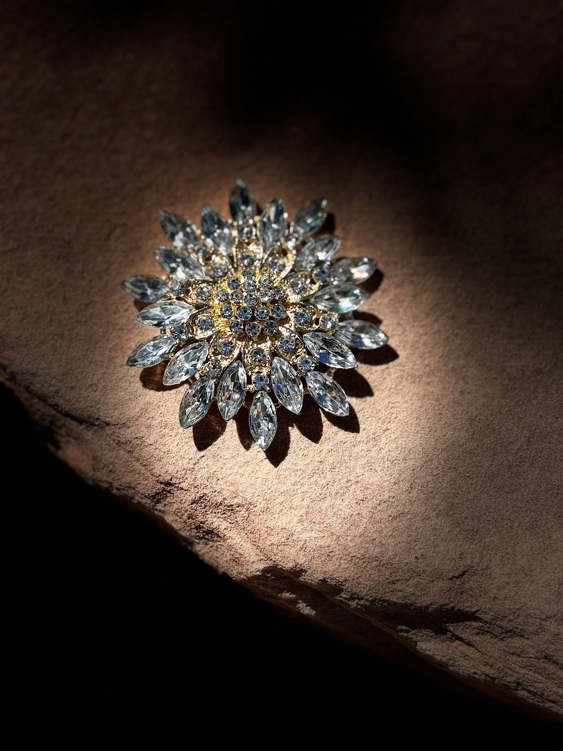 Sol de Berenice, Broche