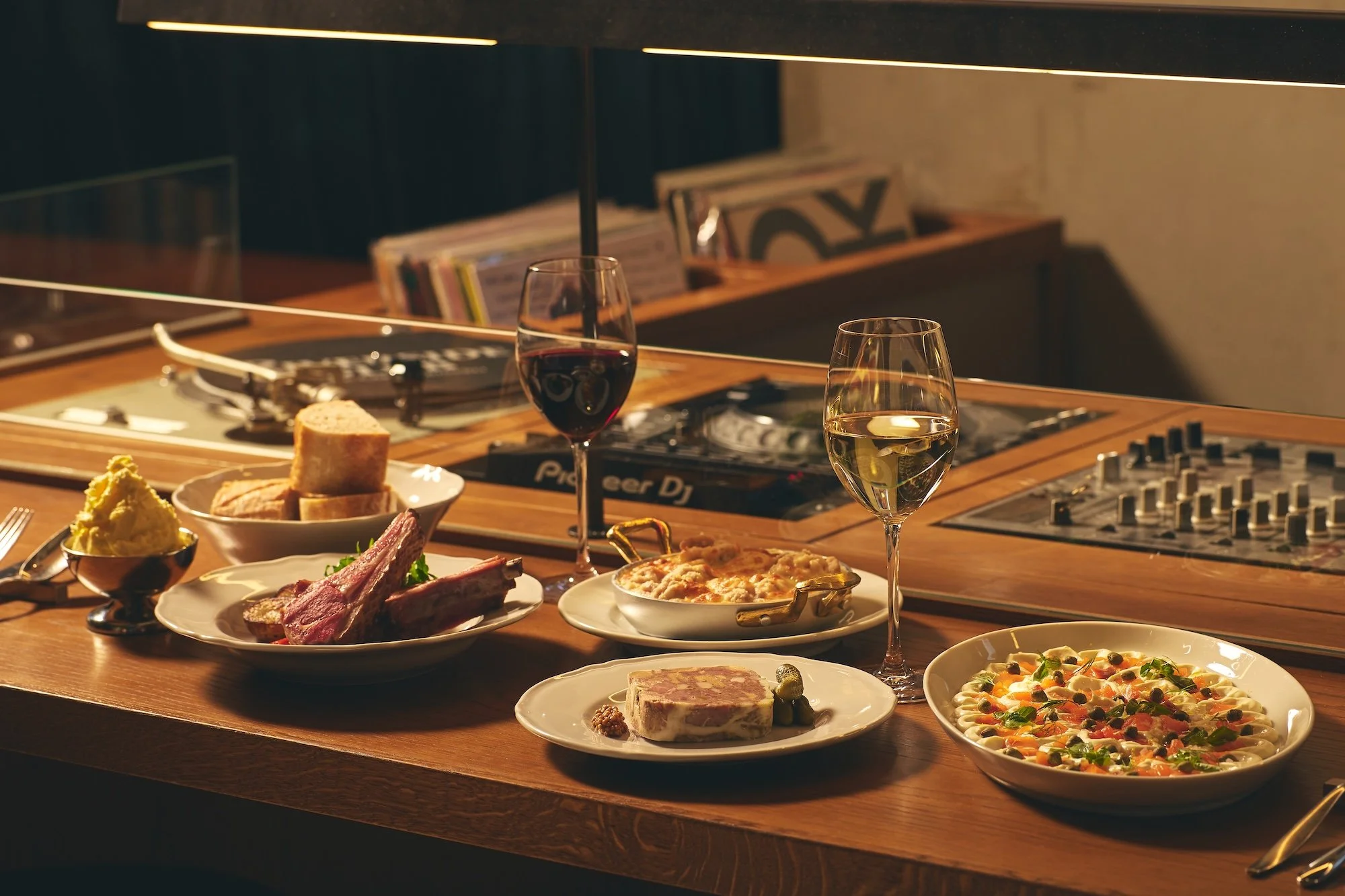 中目黒「RIVERSIDE CLUB」が空間、音響、料理、アートをアップデートし、ソーシャルスポット「RIVERSIDE CLUB MUSIC CAFÉ &amp; BISTRO」にリニューアル