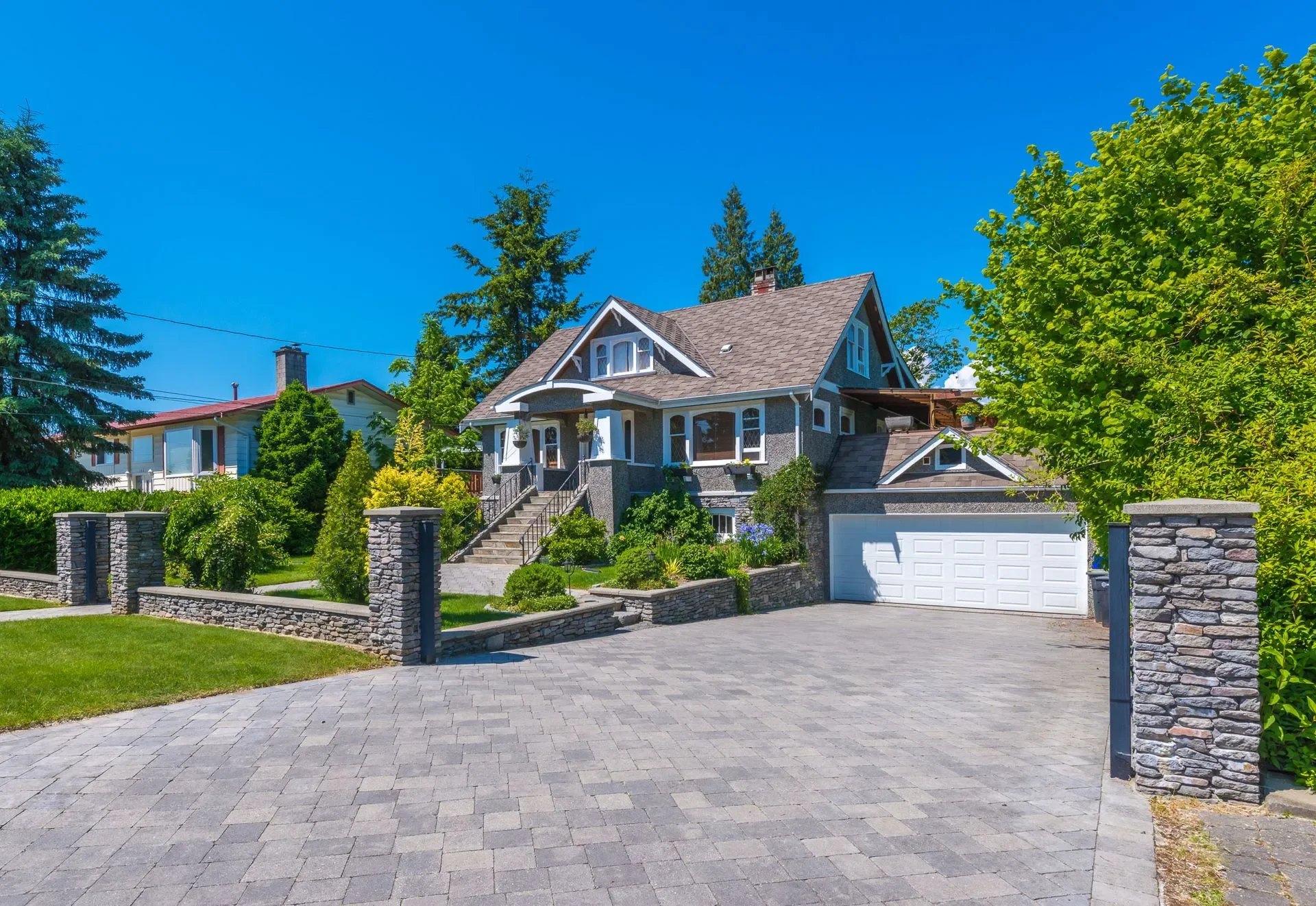 Paved driveway with beautiful columns finished in flagstone veneer