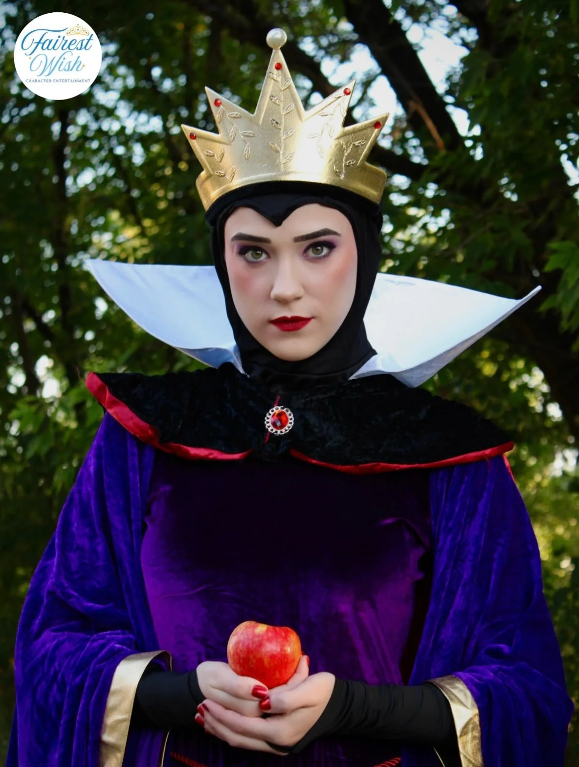 Just one bite&hellip; 🍎

Celebrate spooky season in style with the Evil Queen. Visit my website (🔗 in bio) to inquire about a party or event booking today! 👑

.

.

.

#halloween #spookyseason #hauntedhouse #pumpkinpatch #fallfestival