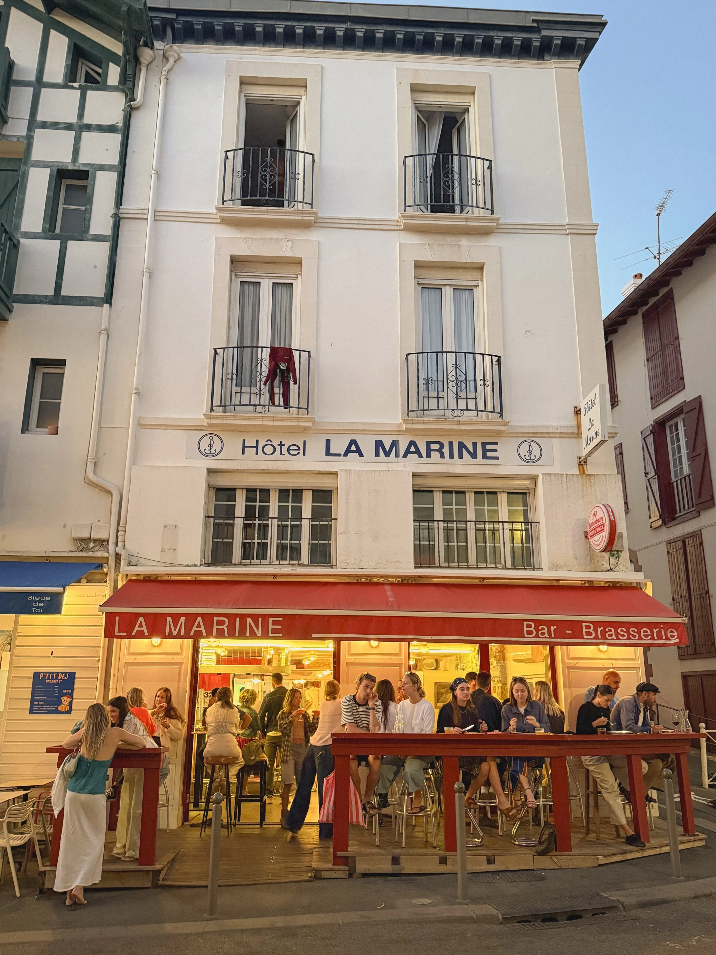 la fin de l&rsquo;&eacute;t&eacute; &agrave; biarritz 🦪 the basque coast in all its glory ~ enjoying the simple pleasures of life 

#surftravel #surfeurope #summervibes #biarritz #paysbasquefran&ccedil;ais