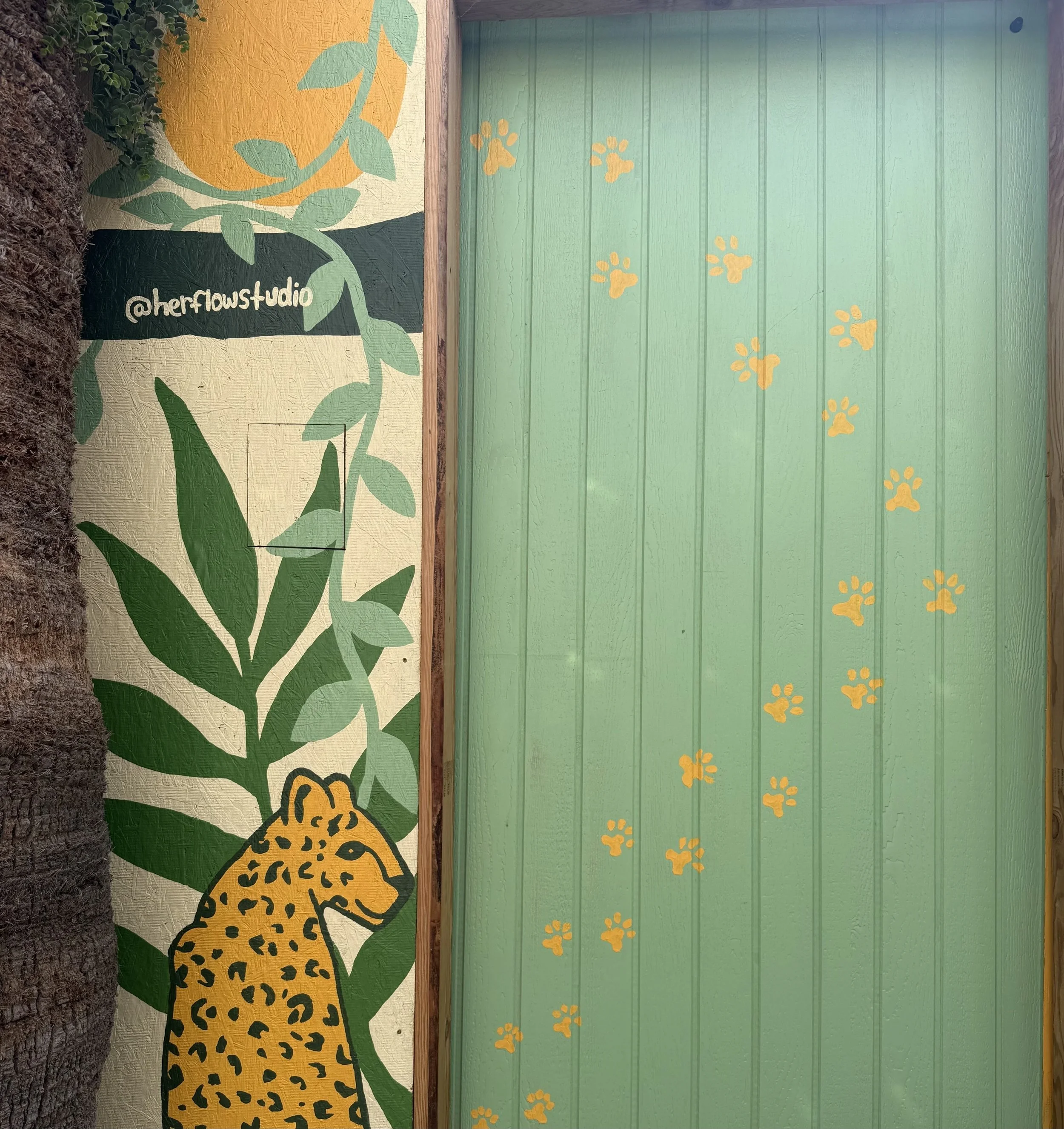 mural painting for Viva Los Gatos Lounge in rosarito, mexico