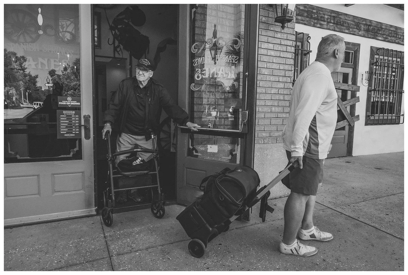 &ldquo;Outside&rdquo;.
.
.
.
.
.
.
#photographer #photography #art #bnw #streetphotography #photooftheday