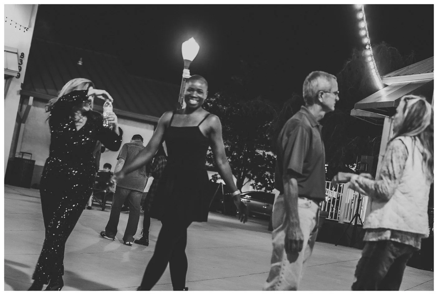 &ldquo;Outside&rdquo;.
.
.
.
.
.
.
#documentaryphotography
#streetphotography #dance #bnw #photographer 
#photography #StreetPhotography
#StreetDreamsMag #StreetStories #StreetCandid
#StreetPortrait #StreetFocusOn #StreetVision
#StreetScene #StreetOb