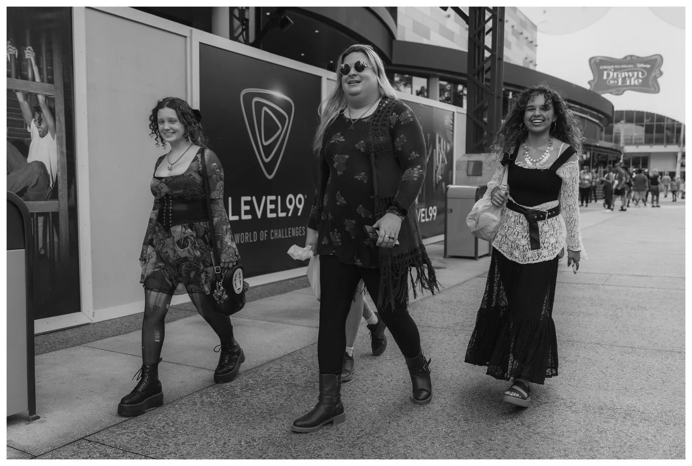 &ldquo;Humans&rdquo;.
-Around Disney downtown Florida, 2025.
.
.
.
.
.
.
.
#StreetPhotography
#StreetDreamsMag #StreetStories #StreetCandid
#StreetPortrait #StreetFocusOn #humans
#StreetScene #StreetObsession
#photographer 
#StreetPhotoCommunity
#Str