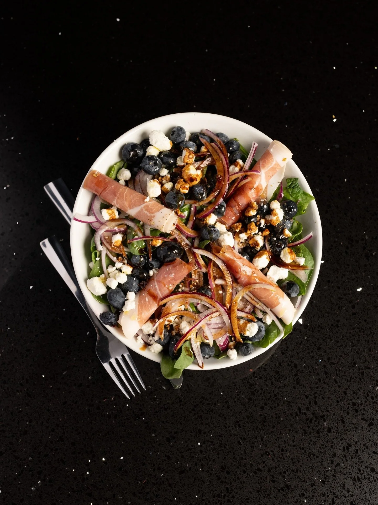 Crisp greens, artisan pizza, and a perfectly mixed cocktail, because every detail matters.
Welcome to the art of dining, only at Society Pizza Lounge.