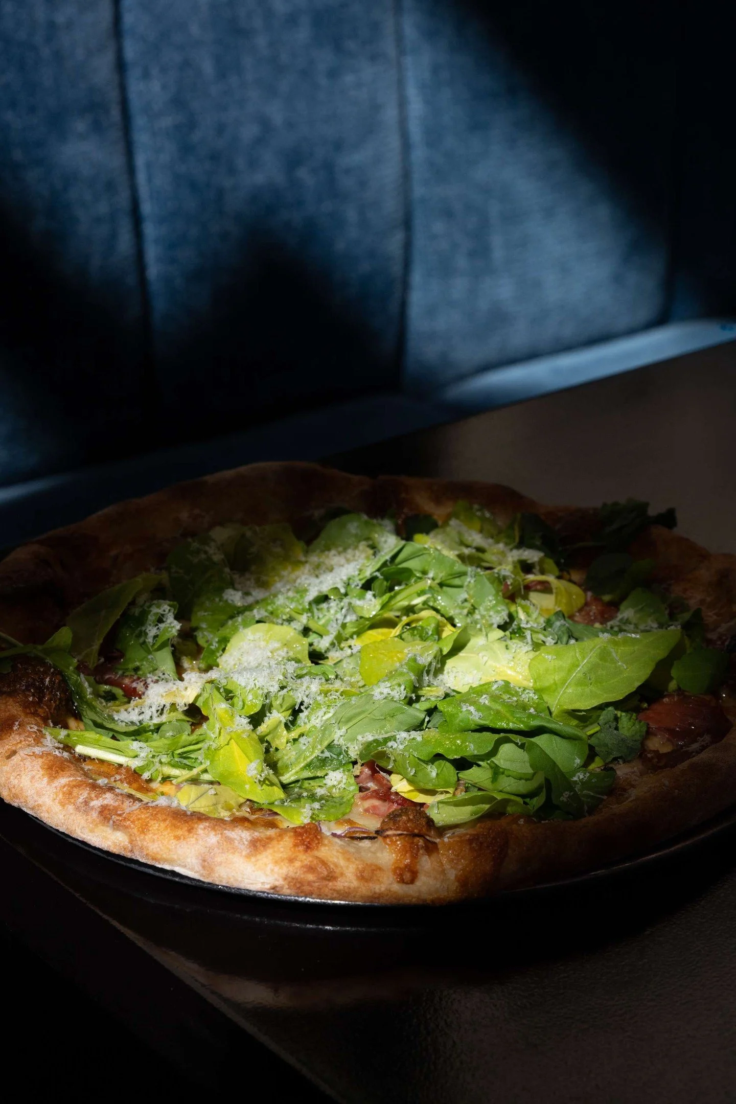 "Fresh isn&rsquo;t decoration. It&rsquo;s structure.

Peppery arugula layered after the oven.
Shaved parmesan finishing warm crust.
Olive oil that actually tastes like olives.

Balance matters, heat, texture, acidity.

Even the simplest ingredie