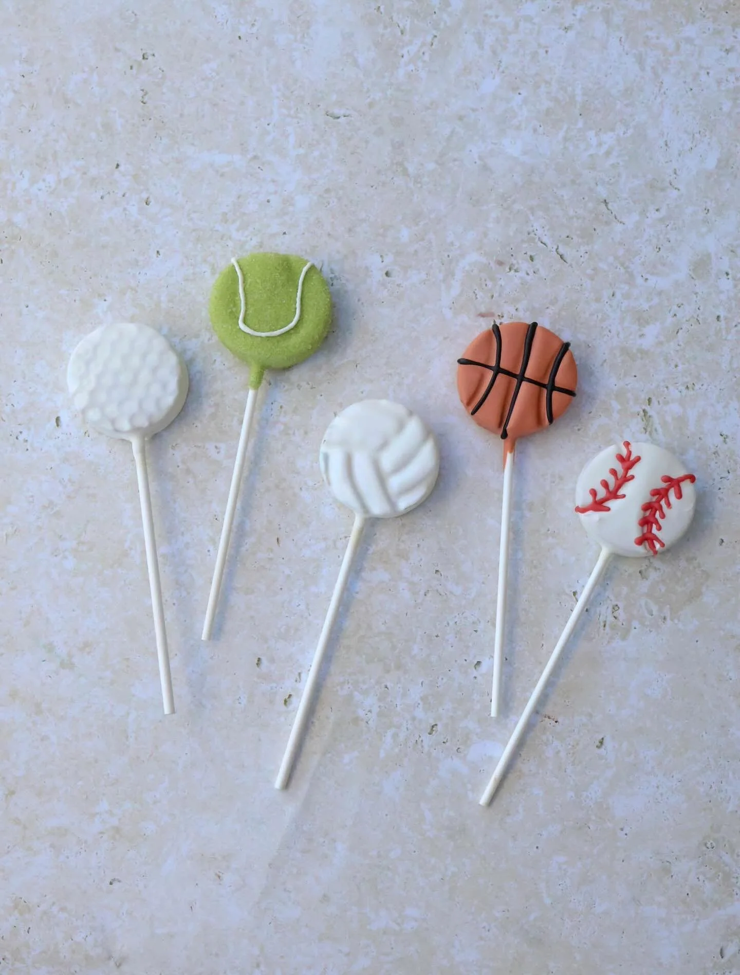 sports cake pops for games, parties and more! 🏀⚾️🎾🏐⛳️

#sportsgifts #tennis #basketball #baseball #golf #volleyball #customtreats #sandiegodesserts