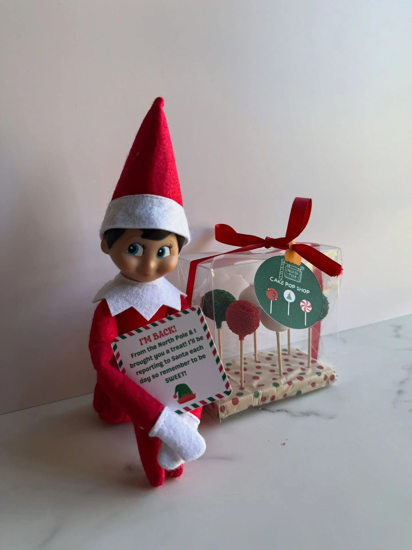 🎅🏼✨ ELF ON THE SHELF IS BACK ✨🎅🏼
And he didn&rsquo;t come empty-handed 👀

Kick off the holiday magic with 6 bite-sized cake pops + a personalized note from the North Pole, perfect for that first day Elf arrival moment!!

Only $15 for the sweetes