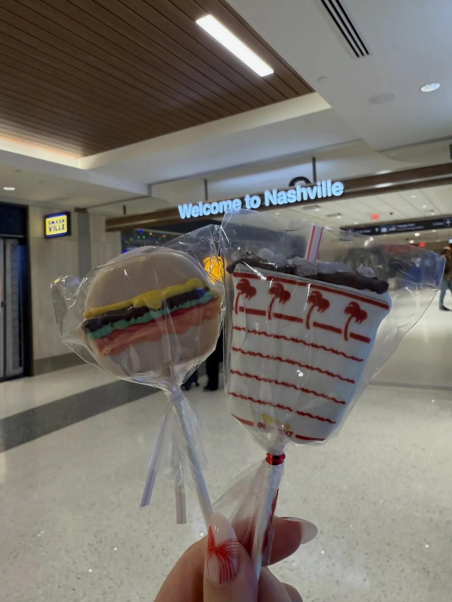 CA ➡️ TN for the grand opening of @innout and had to bring cake pops with me!! 🥰 

*for legalities, I don&rsquo;t sell any trademark logos - I brought these for the employees to enjoy 🍔☺️