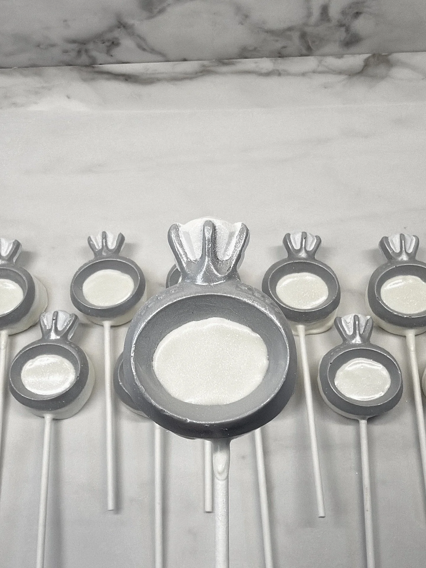 What better way to celebrate an engagement than with some cake pops?! 🥰💕💍