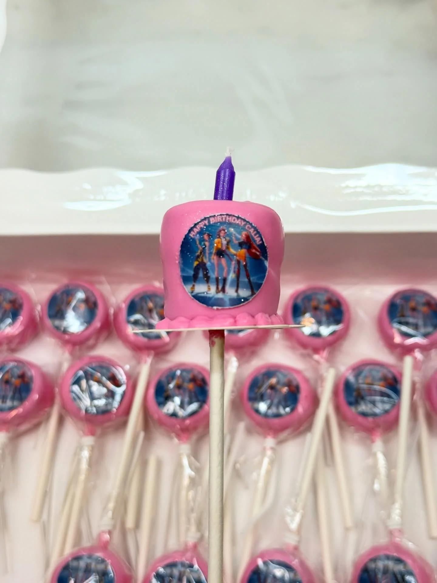 K-pop demon hunters cake pop miniiiiis, love how small they are&hellip; the perfect classroom treat! 💜🩷

#kpopdemonhunters #customcakepops #sandiegotreats #orangecountytreats