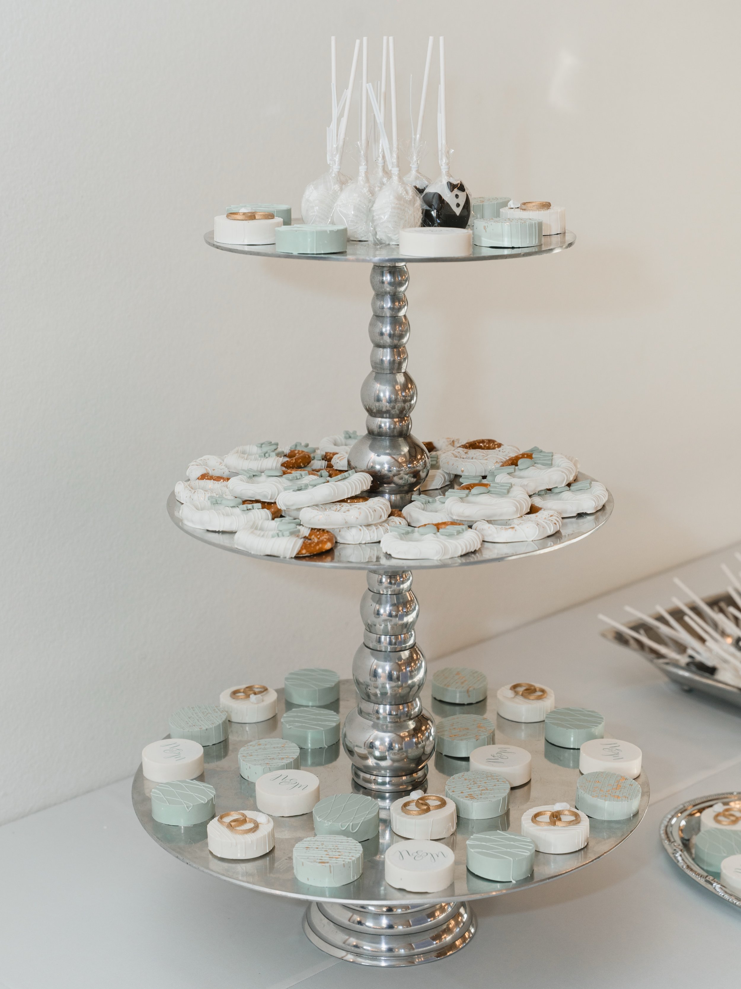 you can always find me at the dessert table at a wedding 😂 thank you for allowing me to be a small part in your beautiful day @nataliemilstead 🥹💍👰🏼

Photographer: @weddingsbylmp