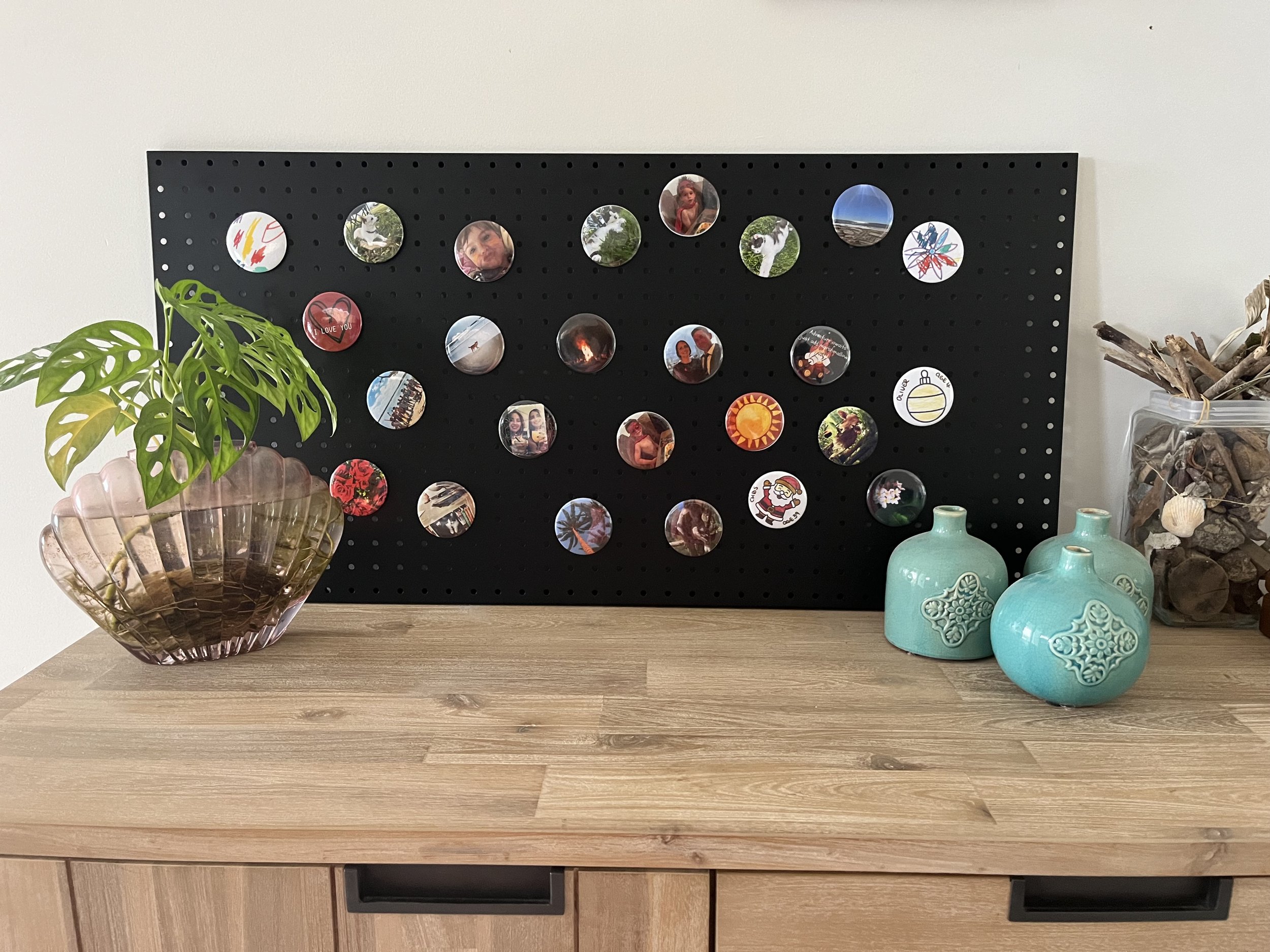 Magnets on Metal Board Aus