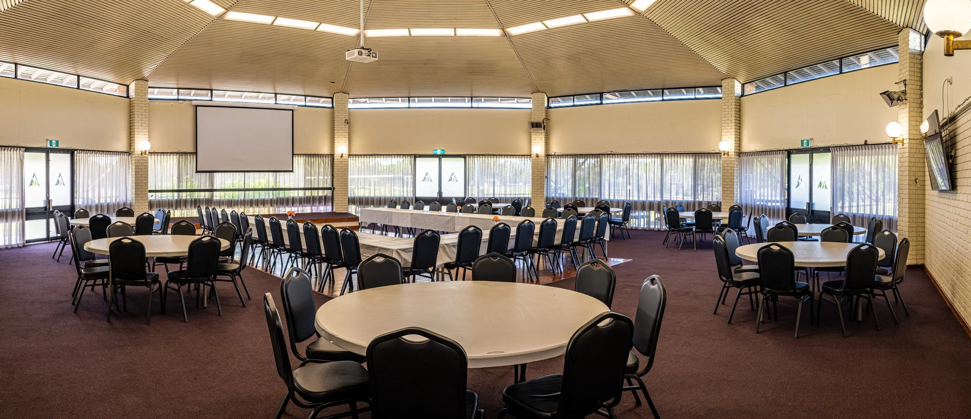 Ushape main hall with breakout tables fromside.jpg