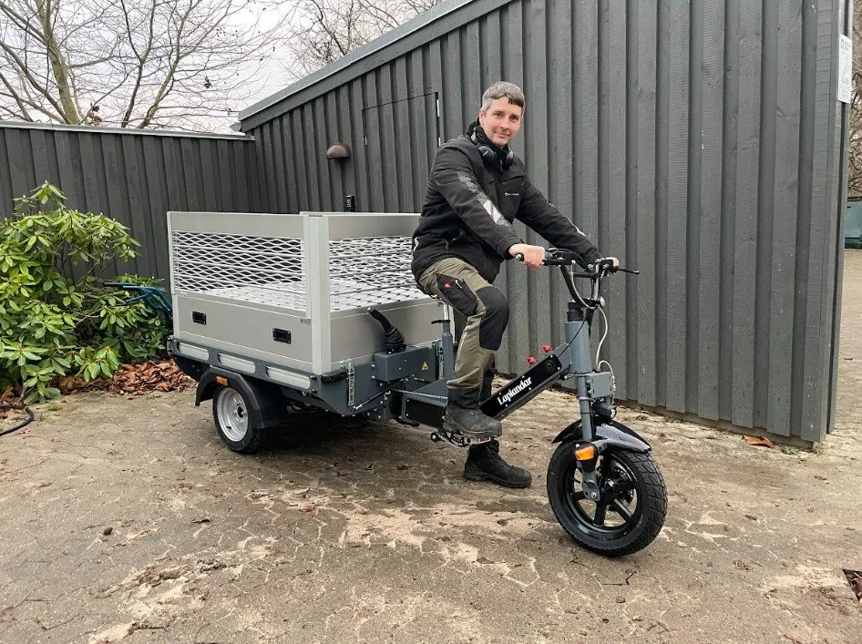Farum Kirkegård valgte den robuste Laplandar L-250 el-arbejdscykel til støjfri og effektiv vedligeholdelse af parkanlæg og kirkegårdsstier.