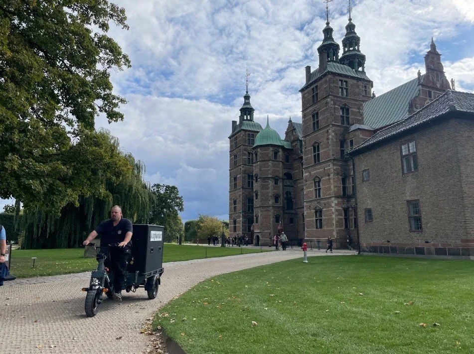 Laplandar L-250 el-arbejdscykel med Flightcase str. L til varetransport ved Rosenborg Slot og Den Kongelige Samling.