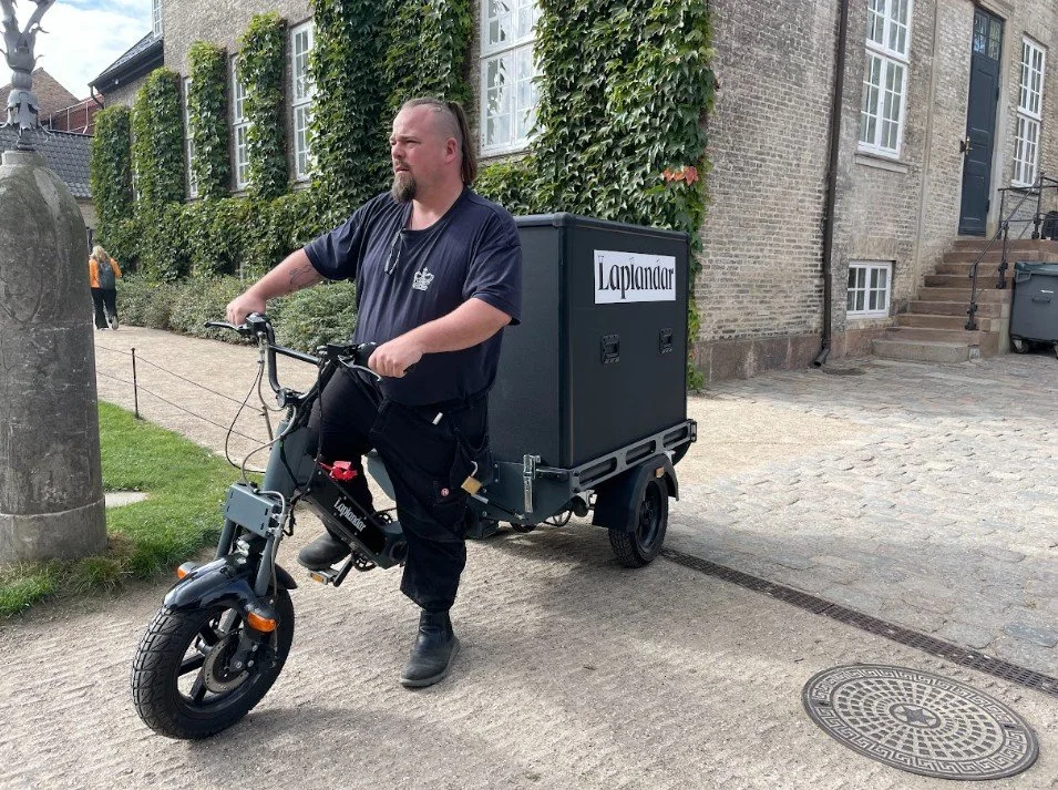 Laplandar L-250 el-arbejdscykel med Flightcase str. L til varetransport ved Rosenborg Slot og Den Kongelige Samling.