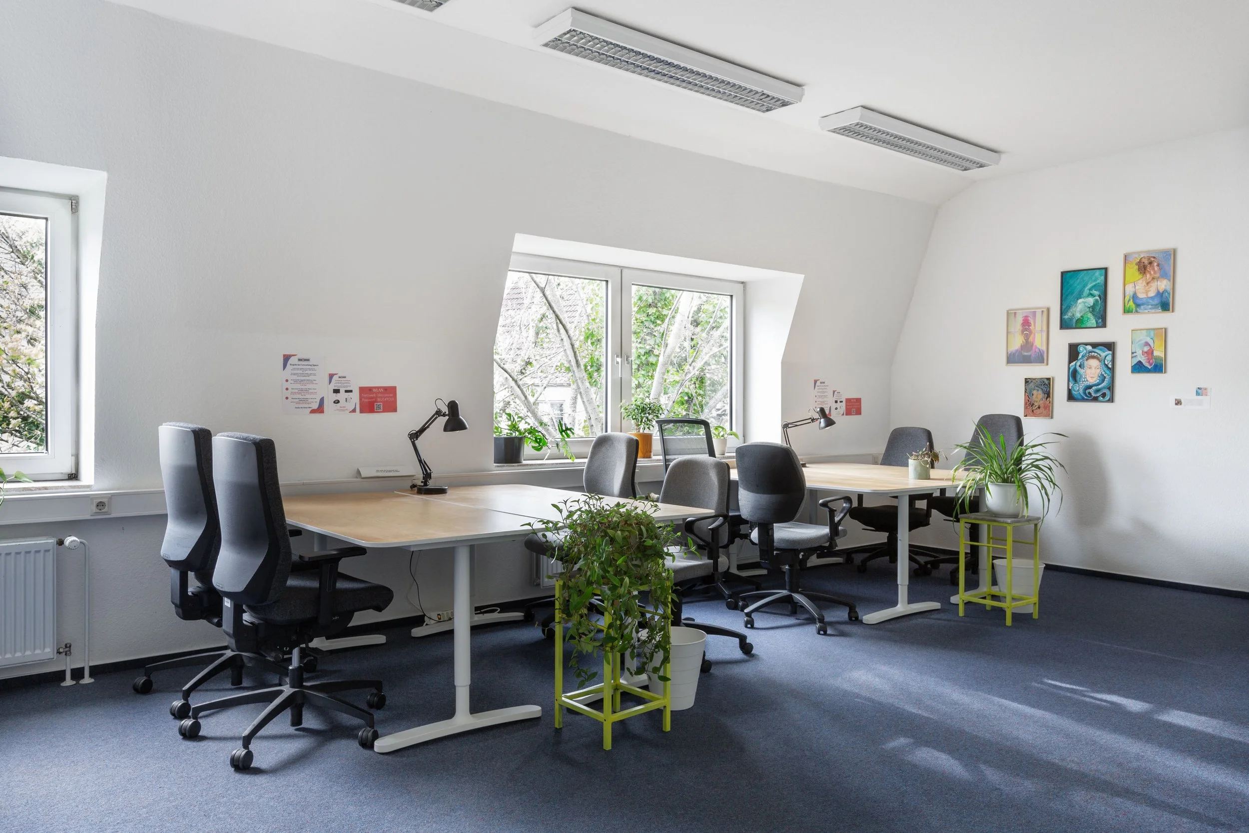 Auf dem Bild sieht man einen hellen großen Büroraum mit vielen Tischen und Stühlen.