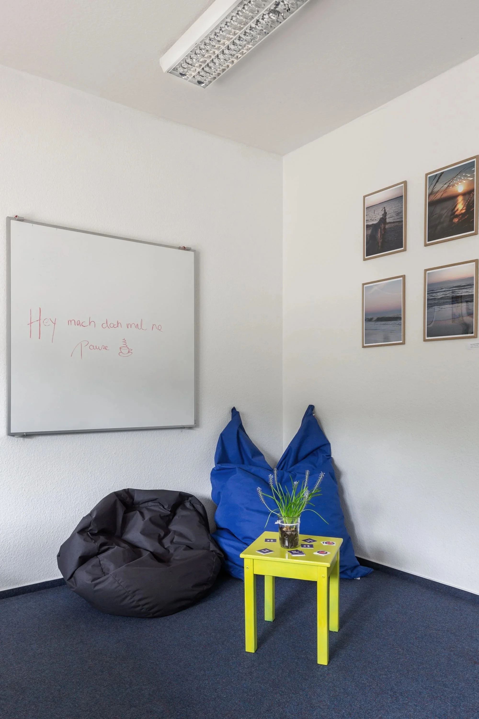 Das Bild zeigt zwei Sitzsäcke mit einem gelben Tisch.